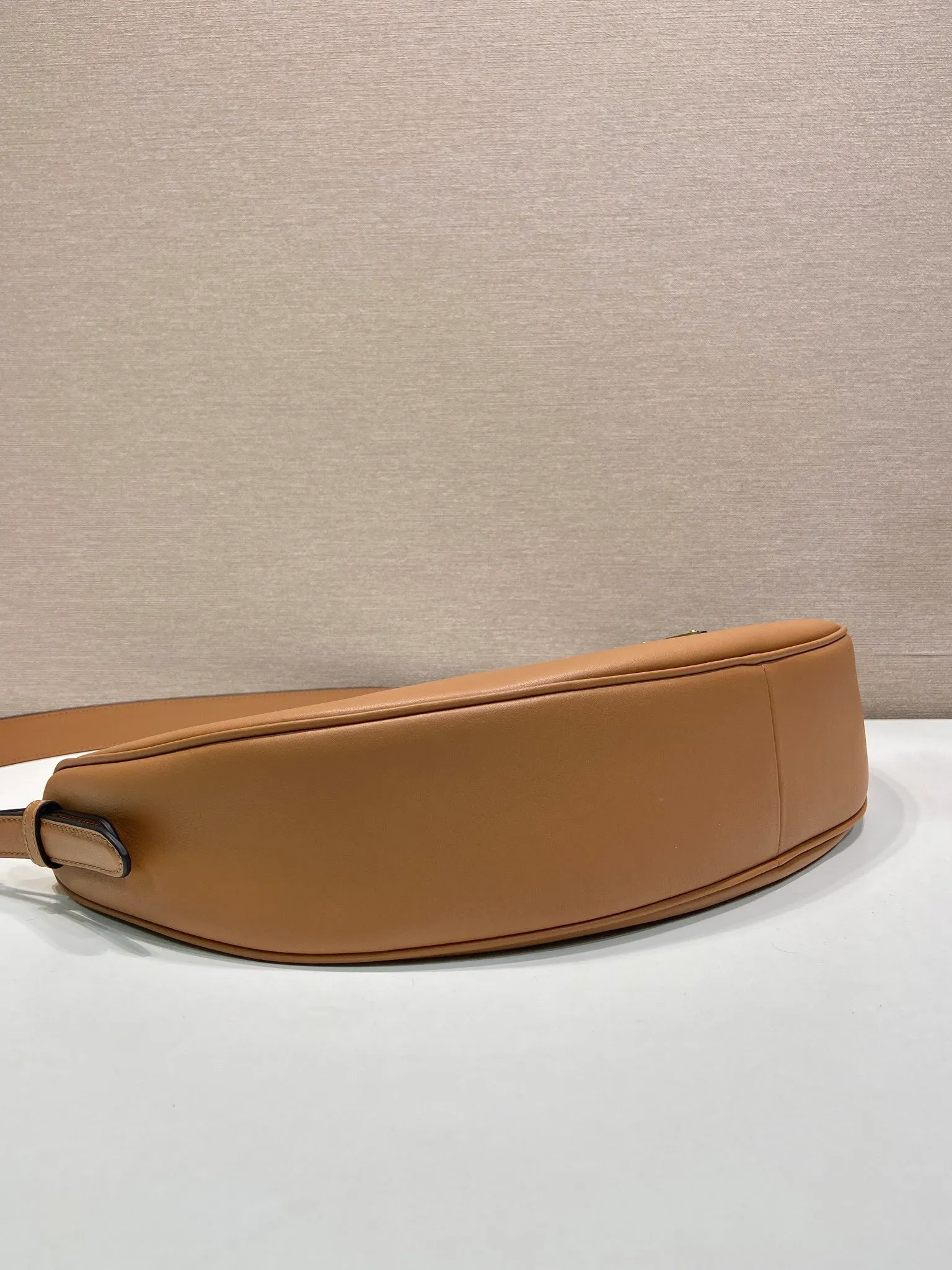 💰1660🎉New product🎉1BC255 armpit bag🎉🎉 This leather handbag adopts a soft and lightweight design and reinterprets the classic crescent shape. The graceful arc outlines the Oversize volume, making it a versatile accessory with ample space. The adjustable handle makes it easy to carry on the shoulder or cross-body. Exquisite and modern, large space capacity, super stylish upper body effect😘😘Babies, hurry up and get it🎉🎉 Length 42x Height 19.5x Bottom 8.5cm🎉🎉🎉💰💰💰