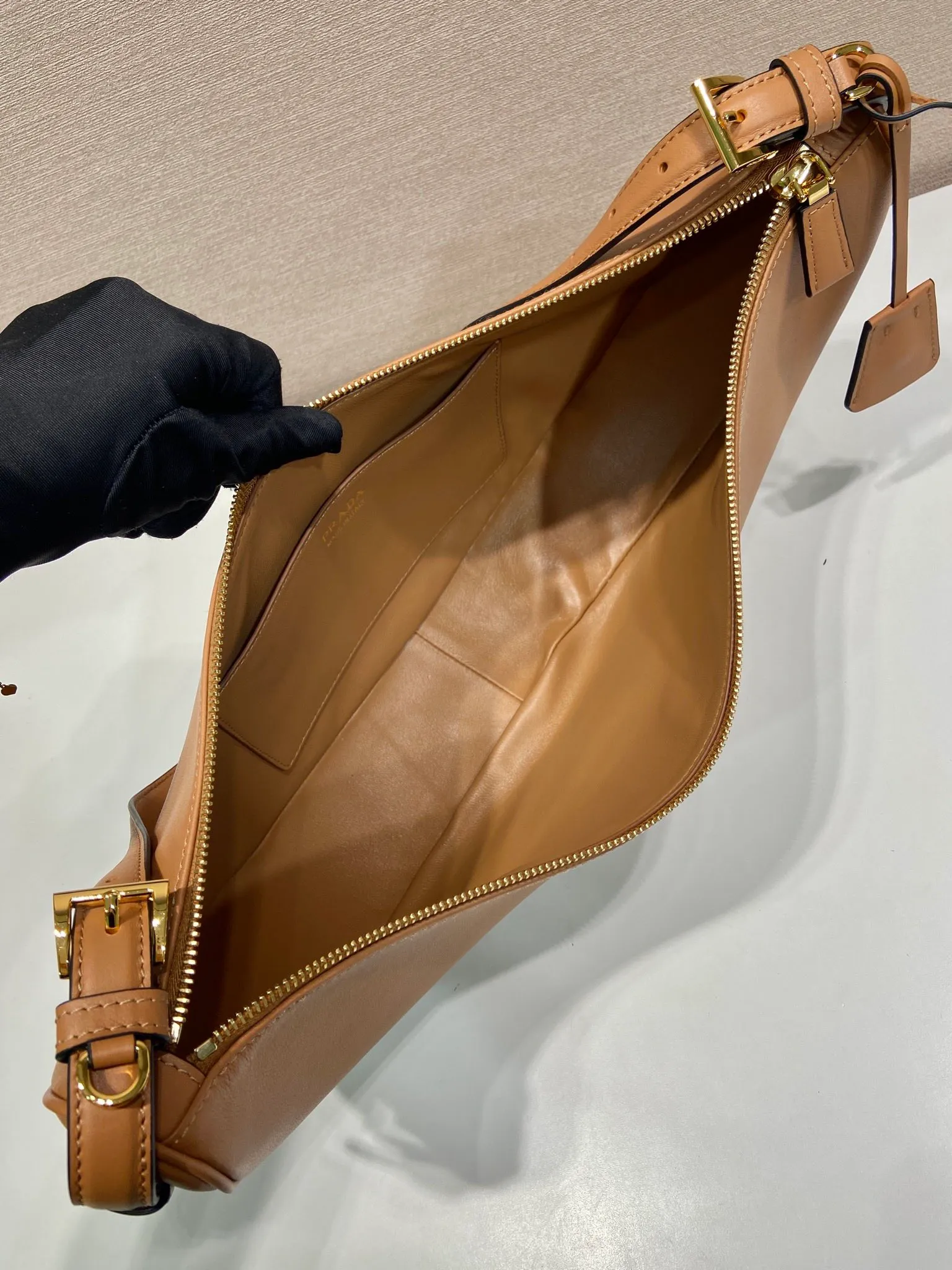 💰1660🎉New product🎉1BC255 armpit bag🎉🎉 This leather handbag adopts a soft and lightweight design and reinterprets the classic crescent shape. The graceful arc outlines the Oversize volume, making it a versatile accessory with ample space. The adjustable handle makes it easy to carry on the shoulder or cross-body. Exquisite and modern, large space capacity, super stylish upper body effect😘😘Babies, hurry up and get it🎉🎉 Length 42x Height 19.5x Bottom 8.5cm🎉🎉🎉💰💰💰