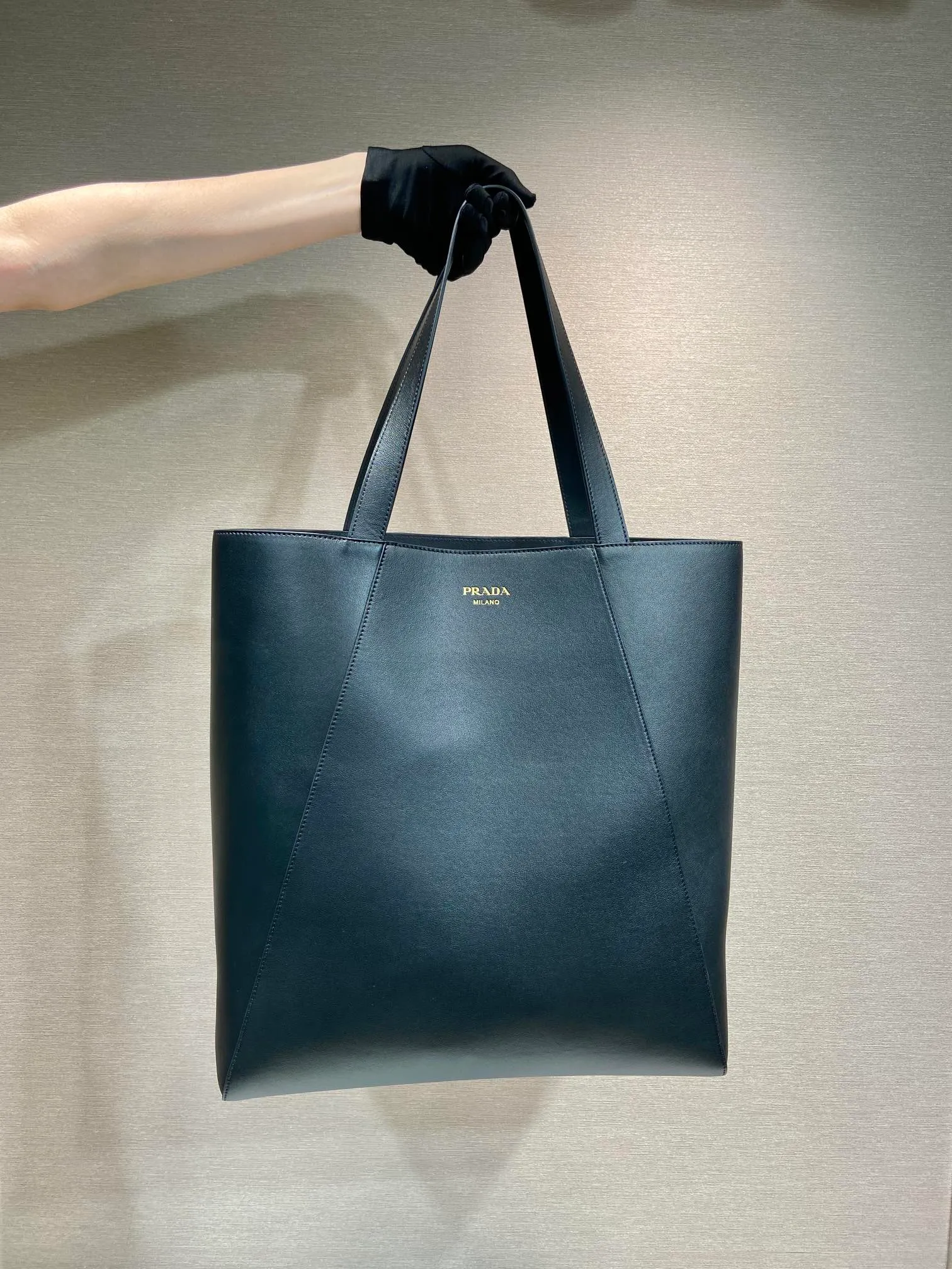 💰1920🎉New tote bag🎉2VG122🎉🎉 This tote bag adopts simple geometric line design, highlighting modern casual personality. Made from leather, it has a roomy silhouette with a soft texture, multiple interior pockets and is embellished with a monogrammed logo. Large capacity, light and practical, hurry up and get it🎉🎉 Length 38x Height 42x Bottom 17cm🎉🎉🎉💰💰💰