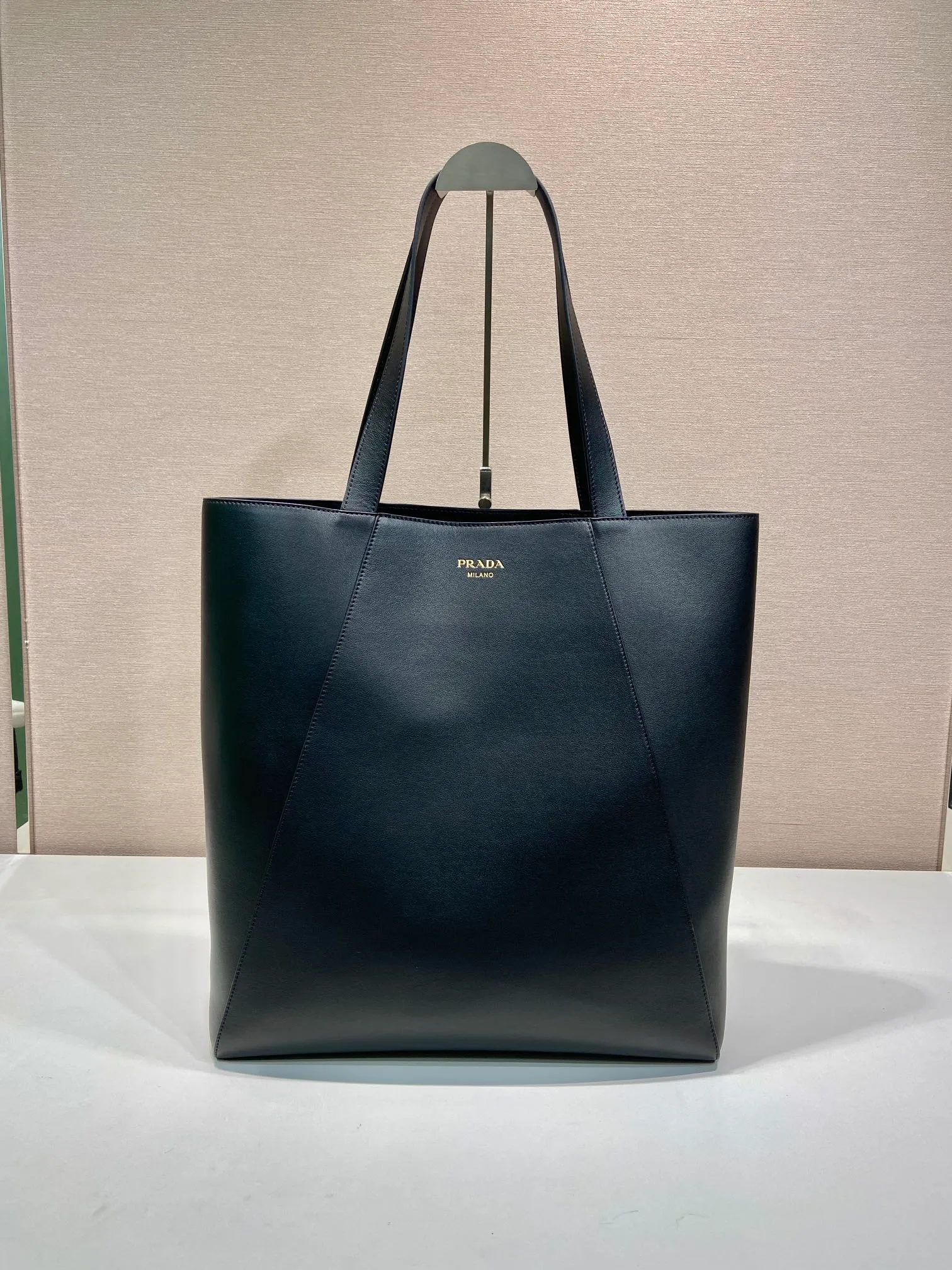 💰1920🎉New tote bag🎉2VG122🎉🎉 This tote bag adopts simple geometric line design, highlighting modern casual personality. Made from leather, it has a roomy silhouette with a soft texture, multiple interior pockets and is embellished with a monogrammed logo. Large capacity, light and practical, hurry up and get it🎉🎉 Length 38x Height 42x Bottom 17cm🎉🎉🎉💰💰💰