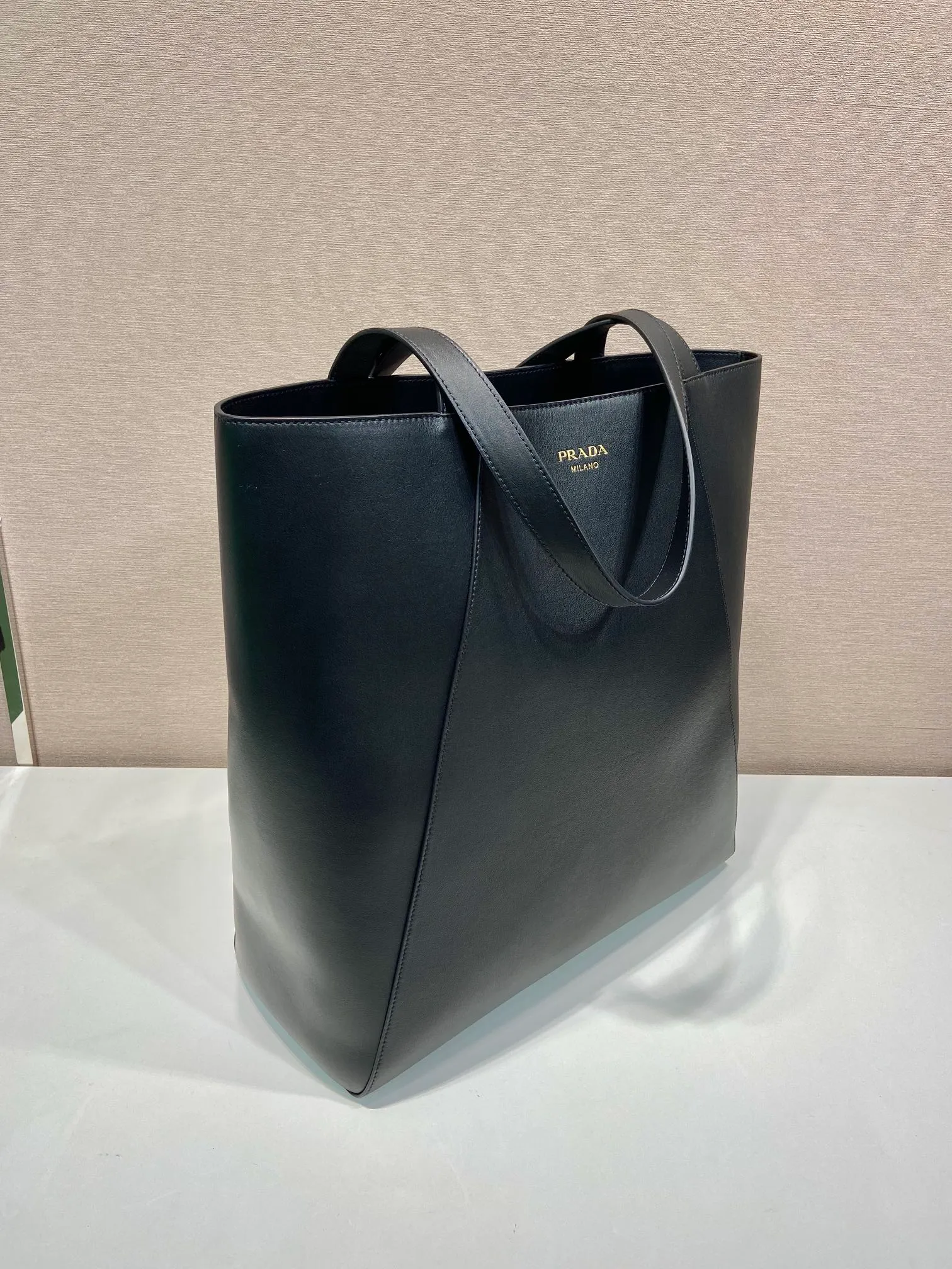 💰1920🎉New tote bag🎉2VG122🎉🎉 This tote bag adopts simple geometric line design, highlighting modern casual personality. Made from leather, it has a roomy silhouette with a soft texture, multiple interior pockets and is embellished with a monogrammed logo. Large capacity, light and practical, hurry up and get it🎉🎉 Length 38x Height 42x Bottom 17cm🎉🎉🎉💰💰💰