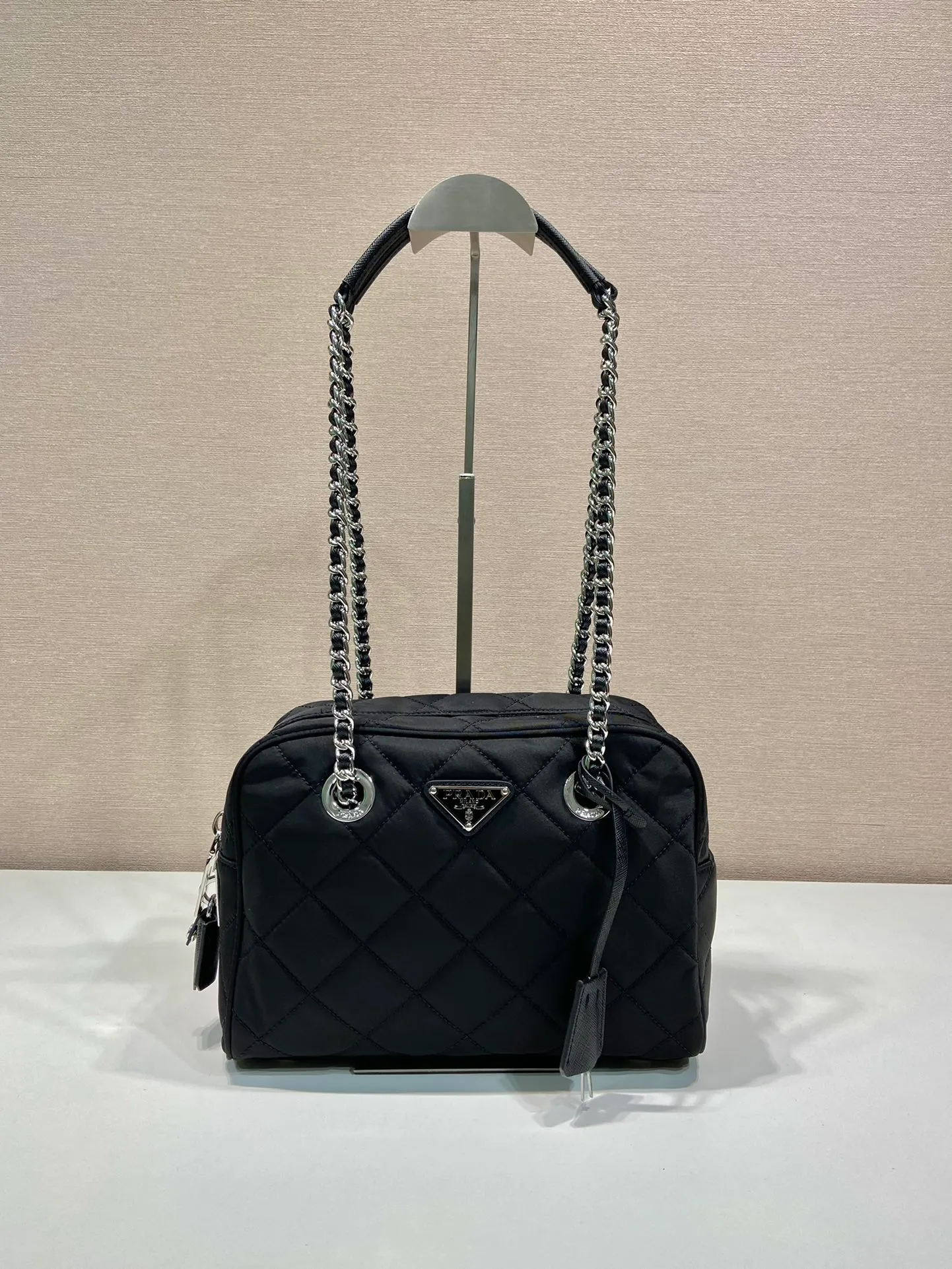 💰1260🎉Second-hand camera bag🎉1BB903 medium size🎉🎉 This second-hand camera bag is made of imported nylon fabric, white hardware, complex hand-stitched pattern design, equipped with 2 iron bars and a detachable and adjustable long shoulder strap. It can be carried by hand/shoulder/crossbody, and the upper body effect is cool and good-looking😝Simple, casual and fashionable, for babies. Hurry up and get it🎉🎉 Length 26x height 19x bottom 11cm