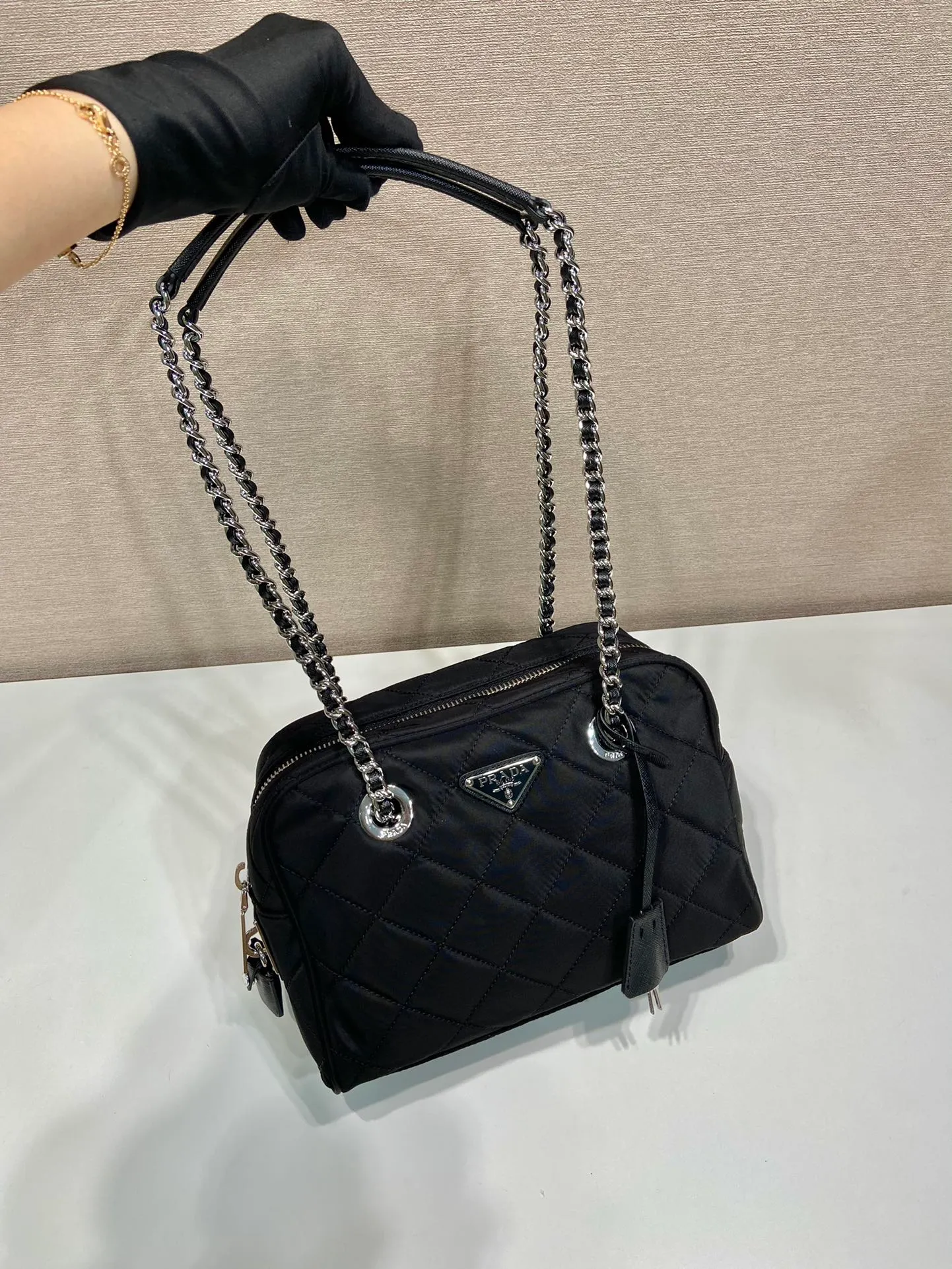 💰1260🎉Second-hand camera bag🎉1BB903 medium size🎉🎉 This second-hand camera bag is made of imported nylon fabric, white hardware, complex hand-stitched pattern design, equipped with 2 iron bars and a detachable and adjustable long shoulder strap. It can be carried by hand/shoulder/crossbody, and the upper body effect is cool and good-looking😝Simple, casual and fashionable, for babies. Hurry up and get it🎉🎉 Length 26x height 19x bottom 11cm
