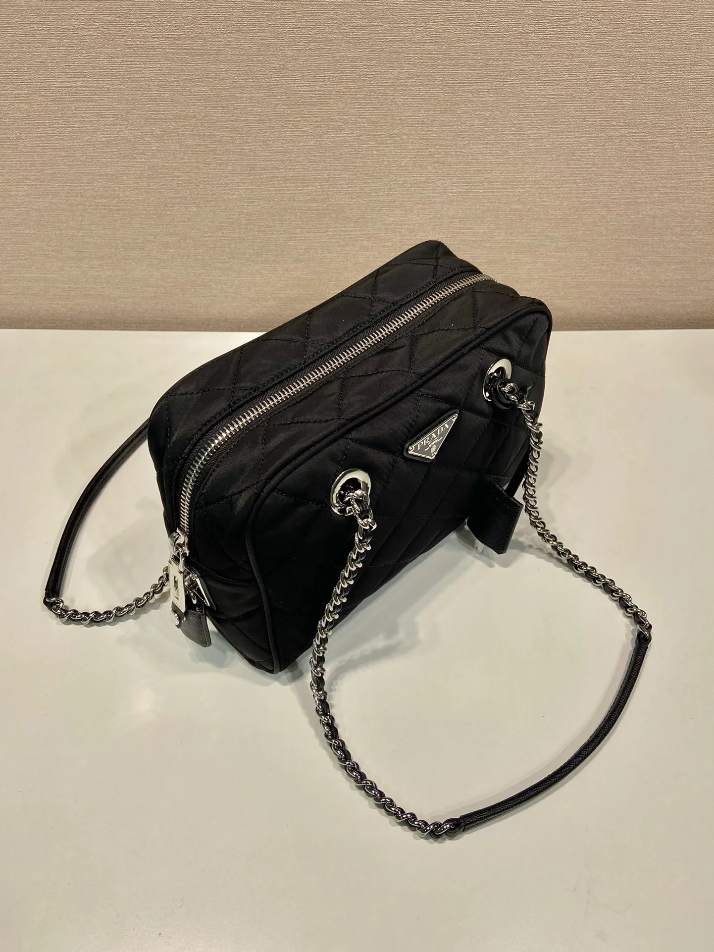 💰1260🎉Second-hand camera bag🎉1BB903 medium size🎉🎉 This second-hand camera bag is made of imported nylon fabric, white hardware, complex hand-stitched pattern design, equipped with 2 iron bars and a detachable and adjustable long shoulder strap. It can be carried by hand/shoulder/crossbody, and the upper body effect is cool and good-looking😝Simple, casual and fashionable, for babies. Hurry up and get it🎉🎉 Length 26x height 19x bottom 11cm