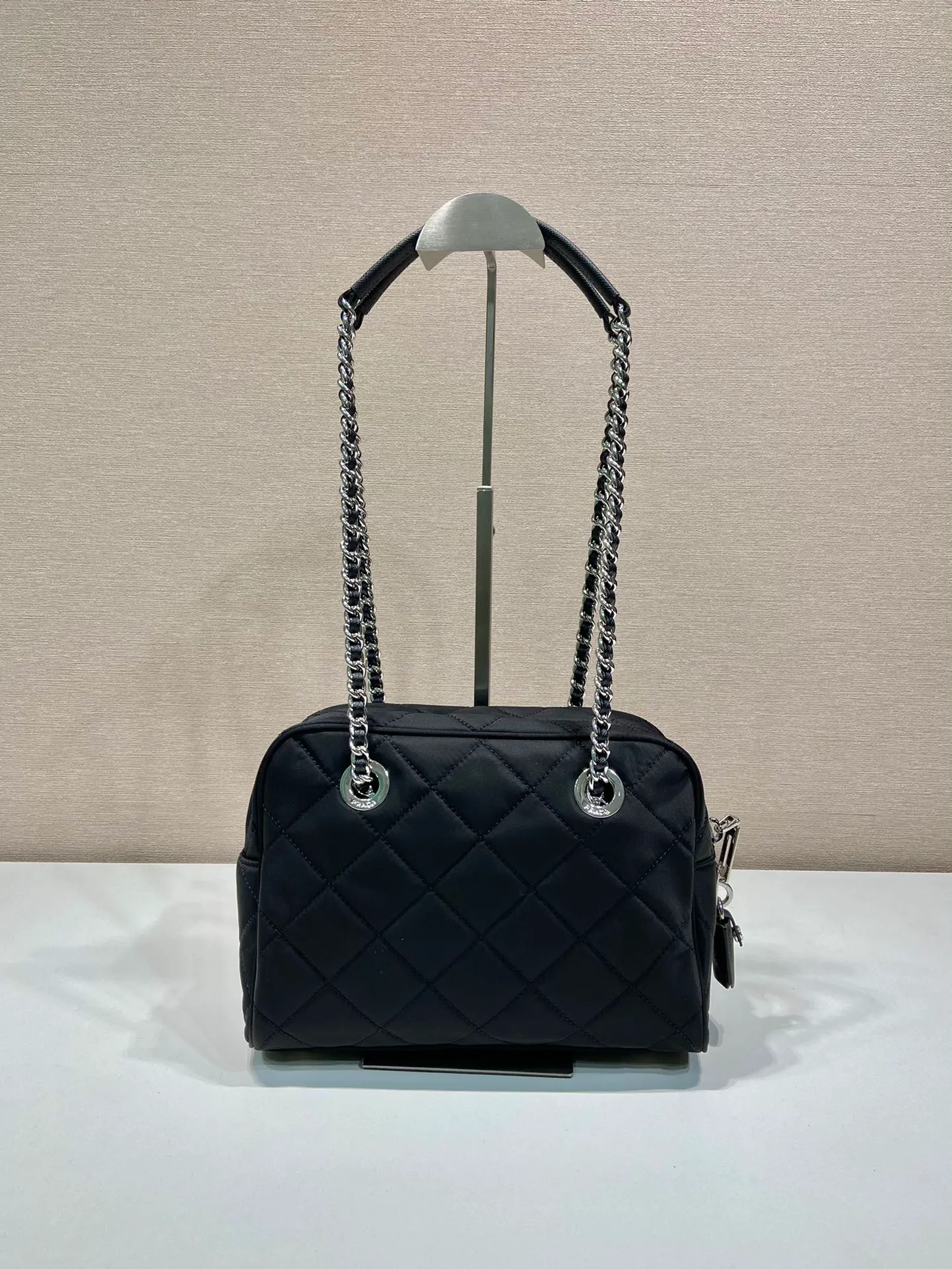 💰1260🎉Second-hand camera bag🎉1BB903 medium size🎉🎉 This second-hand camera bag is made of imported nylon fabric, white hardware, complex hand-stitched pattern design, equipped with 2 iron bars and a detachable and adjustable long shoulder strap. It can be carried by hand/shoulder/crossbody, and the upper body effect is cool and good-looking😝Simple, casual and fashionable, for babies. Hurry up and get it🎉🎉 Length 26x height 19x bottom 11cm
