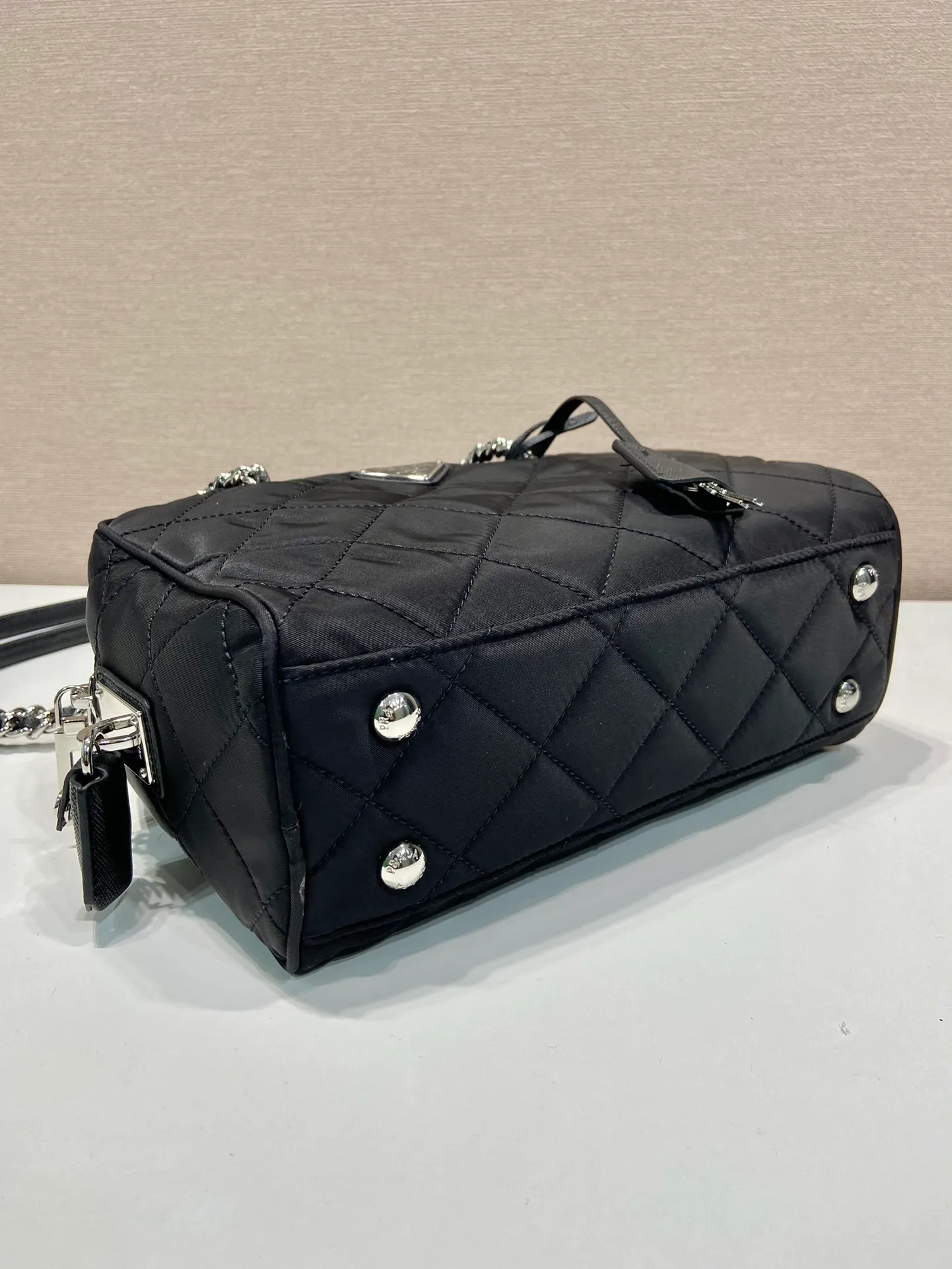 💰1260🎉Second-hand camera bag🎉1BB903 medium size🎉🎉 This second-hand camera bag is made of imported nylon fabric, white hardware, complex hand-stitched pattern design, equipped with 2 iron bars and a detachable and adjustable long shoulder strap. It can be carried by hand/shoulder/crossbody, and the upper body effect is cool and good-looking😝Simple, casual and fashionable, for babies. Hurry up and get it🎉🎉 Length 26x height 19x bottom 11cm