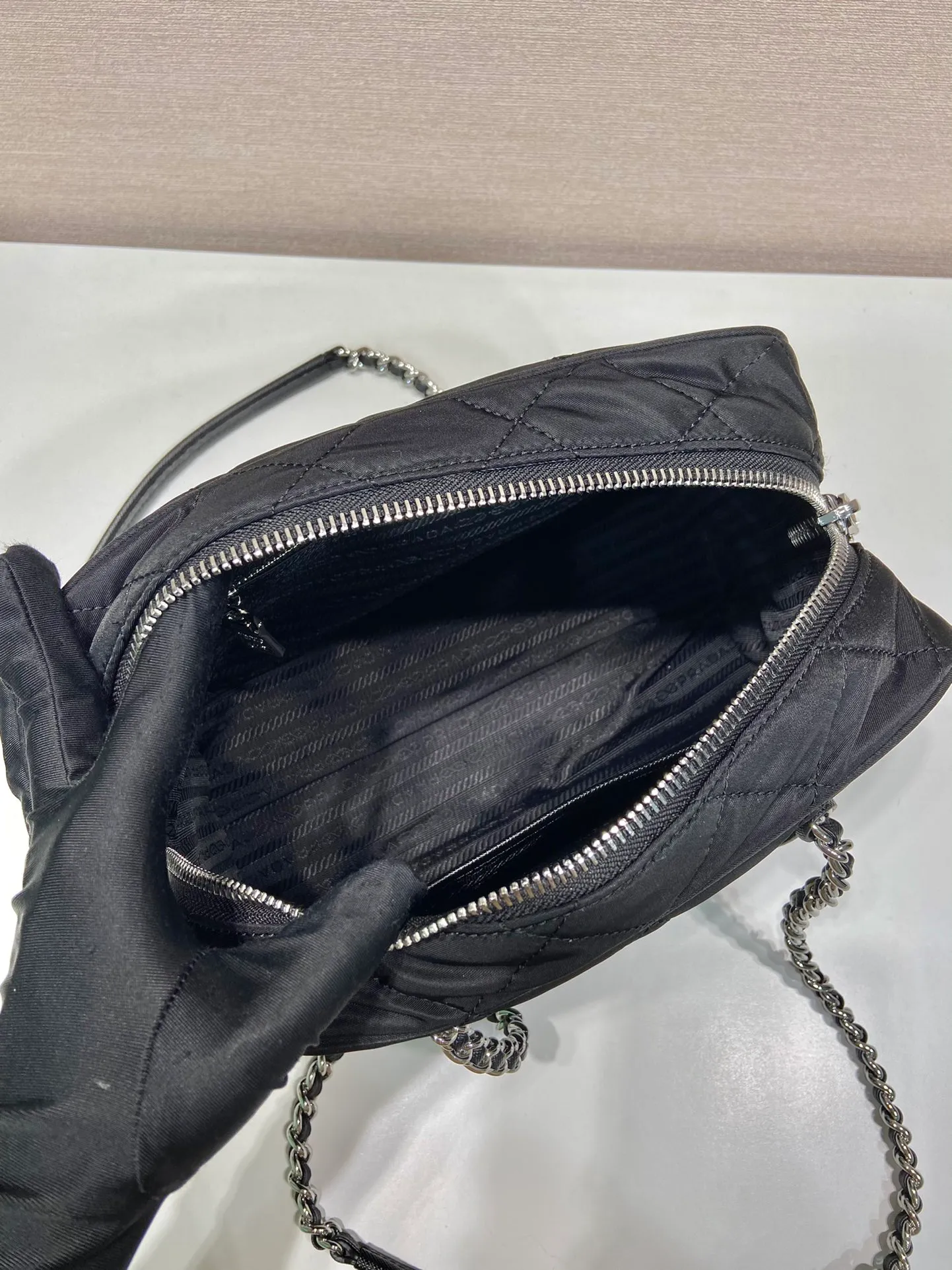 💰1260🎉Second-hand camera bag🎉1BB903 medium size🎉🎉 This second-hand camera bag is made of imported nylon fabric, white hardware, complex hand-stitched pattern design, equipped with 2 iron bars and a detachable and adjustable long shoulder strap. It can be carried by hand/shoulder/crossbody, and the upper body effect is cool and good-looking😝Simple, casual and fashionable, for babies. Hurry up and get it🎉🎉 Length 26x height 19x bottom 11cm