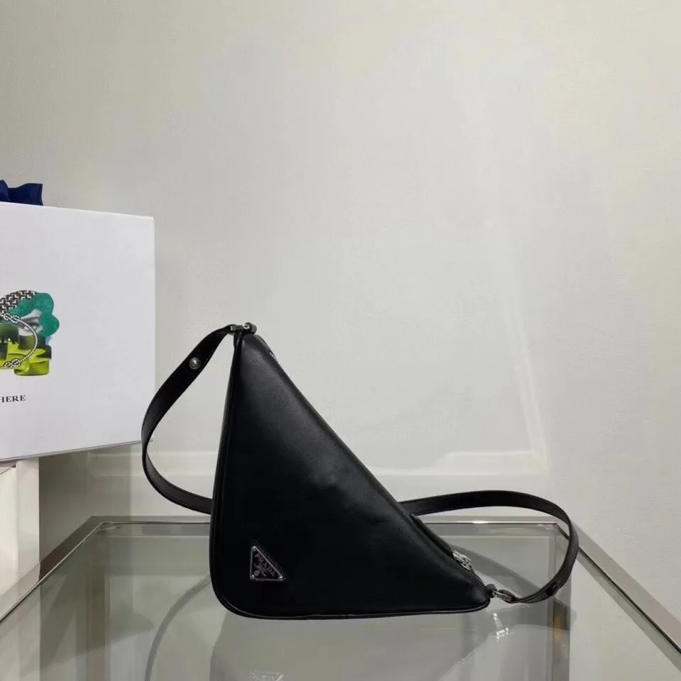 p860¥ [Top original order] New counter model🎉Triangular underwater bag🎉1NQ043 has arrived🎉This triangular bag is made of imported calfskin. It feels very soft😘It is designed to be double-sided, with the logo embossed on one side and the logo on the other. Metal triangle mark, what I love most is that this shoulder strap is adjustable in length, can be carried under liquid, hand-held or cross-body👏The triangular design has a large capacity😘It is light and practical, it is perfect😘Hurry up and get it🎉🎉Dimensions: length 26x height 16x base 5cm!