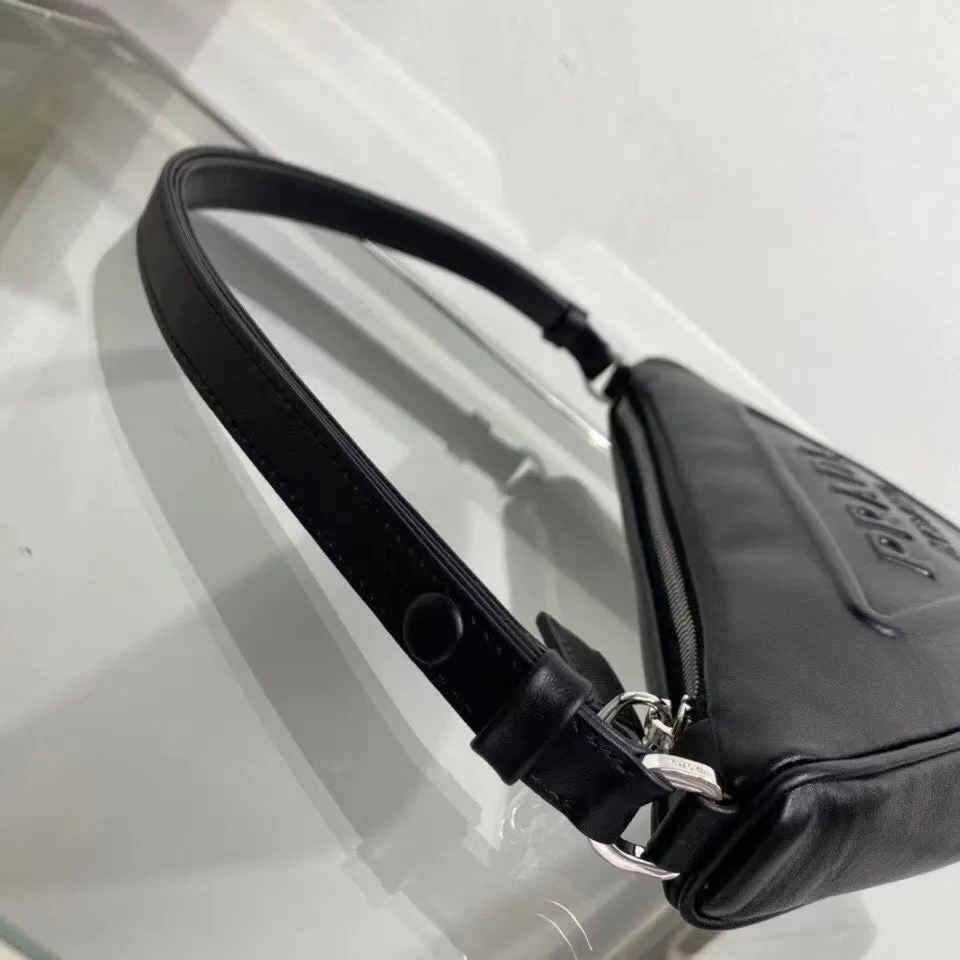p860¥ [Top original order] New counter model🎉Triangular underwater bag🎉1NQ043 has arrived🎉This triangular bag is made of imported calfskin. It feels very soft😘It is designed to be double-sided, with the logo embossed on one side and the logo on the other. Metal triangle mark, what I love most is that this shoulder strap is adjustable in length, can be carried under liquid, hand-held or cross-body👏The triangular design has a large capacity😘It is light and practical, it is perfect😘Hurry up and get it🎉🎉Dimensions: length 26x height 16x base 5cm!