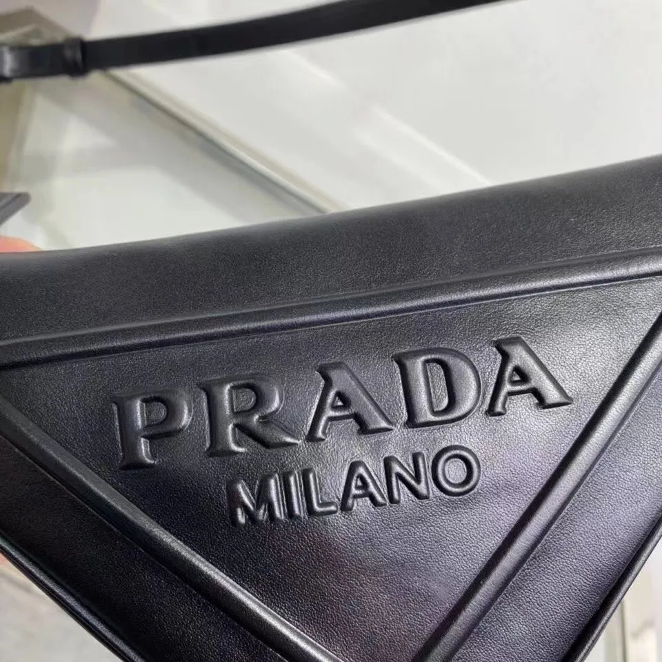 p860¥ [Top original order] New counter model🎉Triangular underwater bag🎉1NQ043 has arrived🎉This triangular bag is made of imported calfskin. It feels very soft😘It is designed to be double-sided, with the logo embossed on one side and the logo on the other. Metal triangle mark, what I love most is that this shoulder strap is adjustable in length, can be carried under liquid, hand-held or cross-body👏The triangular design has a large capacity😘It is light and practical, it is perfect😘Hurry up and get it🎉🎉Dimensions: length 26x height 16x base 5cm!