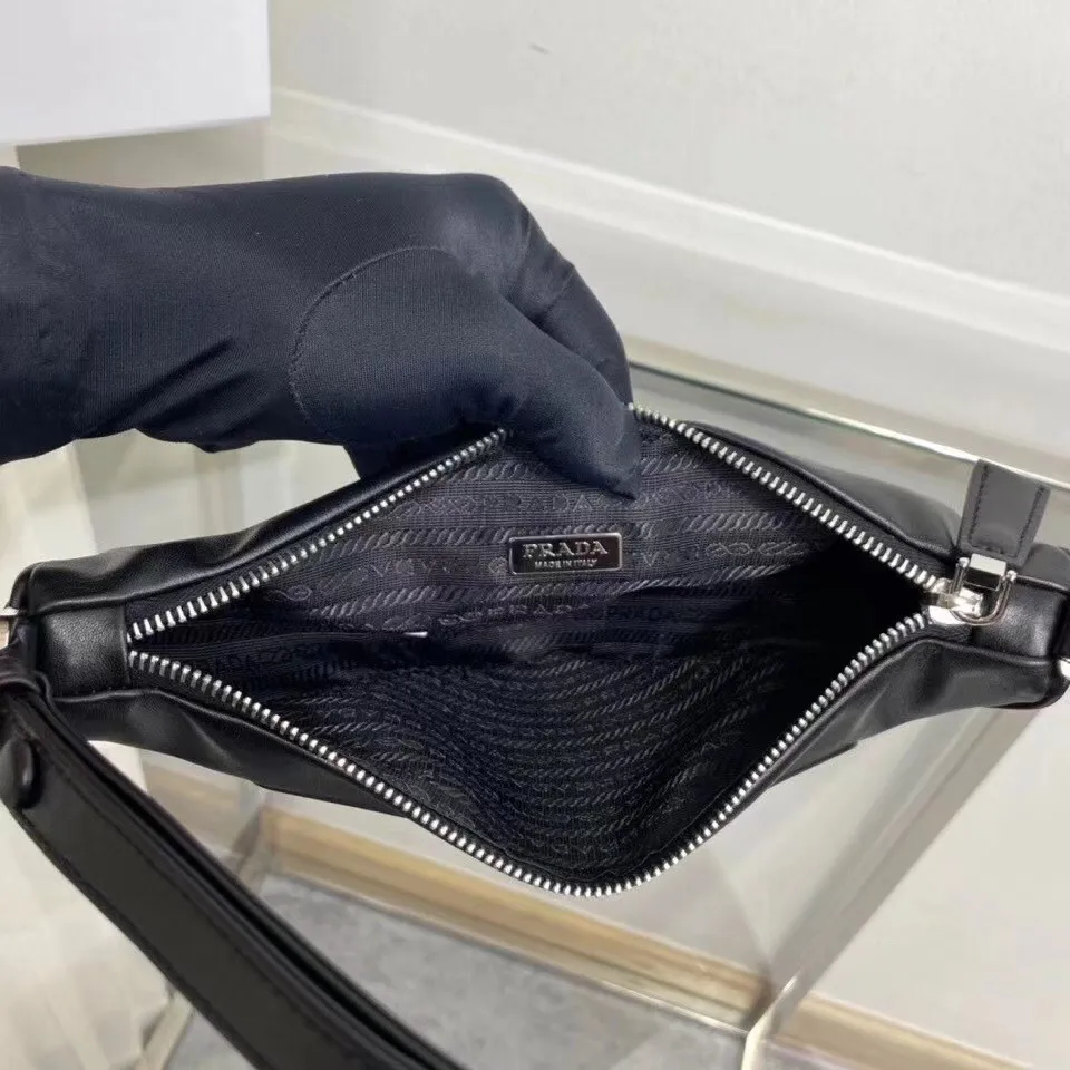 p860¥ [Top original order] New counter model🎉Triangular underwater bag🎉1NQ043 has arrived🎉This triangular bag is made of imported calfskin. It feels very soft😘It is designed to be double-sided, with the logo embossed on one side and the logo on the other. Metal triangle mark, what I love most is that this shoulder strap is adjustable in length, can be carried under liquid, hand-held or cross-body👏The triangular design has a large capacity😘It is light and practical, it is perfect😘Hurry up and get it🎉🎉Dimensions: length 26x height 16x base 5cm!