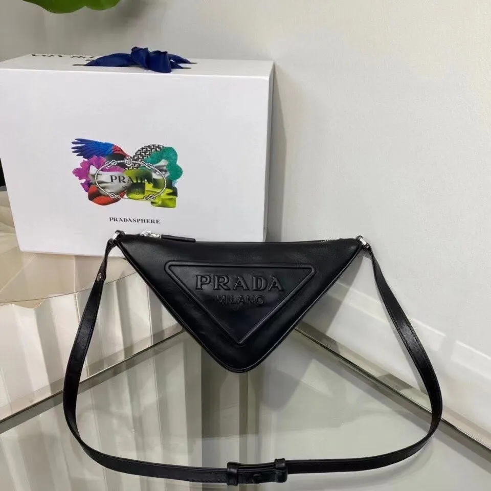 p860¥ [Top original order] New counter model🎉Triangular underwater bag🎉1NQ043 has arrived🎉This triangular bag is made of imported calfskin. It feels very soft😘It is designed to be double-sided, with the logo embossed on one side and the logo on the other. Metal triangle mark, what I love most is that this shoulder strap is adjustable in length, can be carried under liquid, hand-held or cross-body👏The triangular design has a large capacity😘It is light and practical, it is perfect😘Hurry up and get it🎉🎉Dimensions: length 26x height 16x base 5cm!