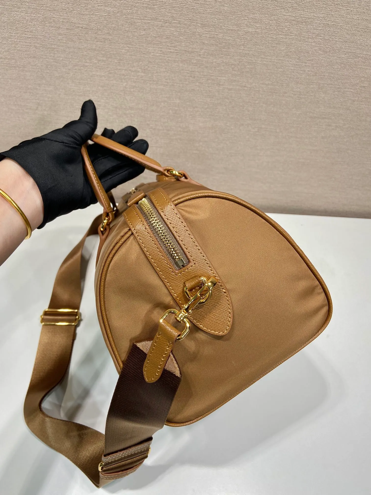 💰1500🎉New handbag🎉1BB233🎉🎉 This handbag is made of innovative sustainable recycled nylon fabric (Re-Nylon), with a stiff structure and elegant details such as Saffiano leather and metal hardware. Sophisticated and functional, it features an enameled triangle metal logo. Comes with a detachable and adjustable long shoulder strap. Large capacity, simple, fashionable and practical🎉🎉Babies, hurry up and get it, it is another popular style that will never go out of style🎉🎉 Length 31x Height 17x Bottom 16cm🎉🎉🎉👏👏👏