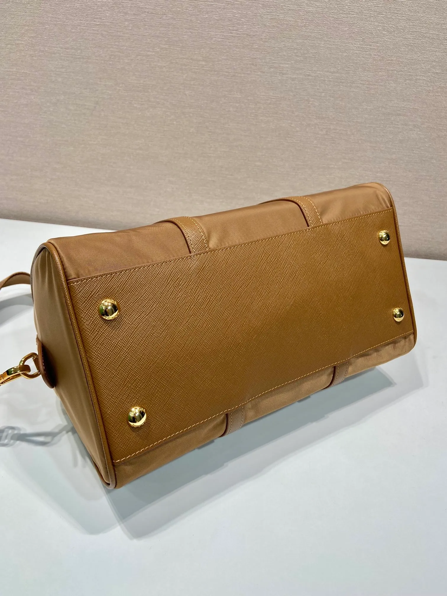 💰1500🎉New handbag🎉1BB233🎉🎉 This handbag is made of innovative sustainable recycled nylon fabric (Re-Nylon), with a stiff structure and elegant details such as Saffiano leather and metal hardware. Sophisticated and functional, it features an enameled triangle metal logo. Comes with a detachable and adjustable long shoulder strap. Large capacity, simple, fashionable and practical🎉🎉Babies, hurry up and get it, it is another popular style that will never go out of style🎉🎉 Length 31x Height 17x Bottom 16cm🎉🎉🎉👏👏👏