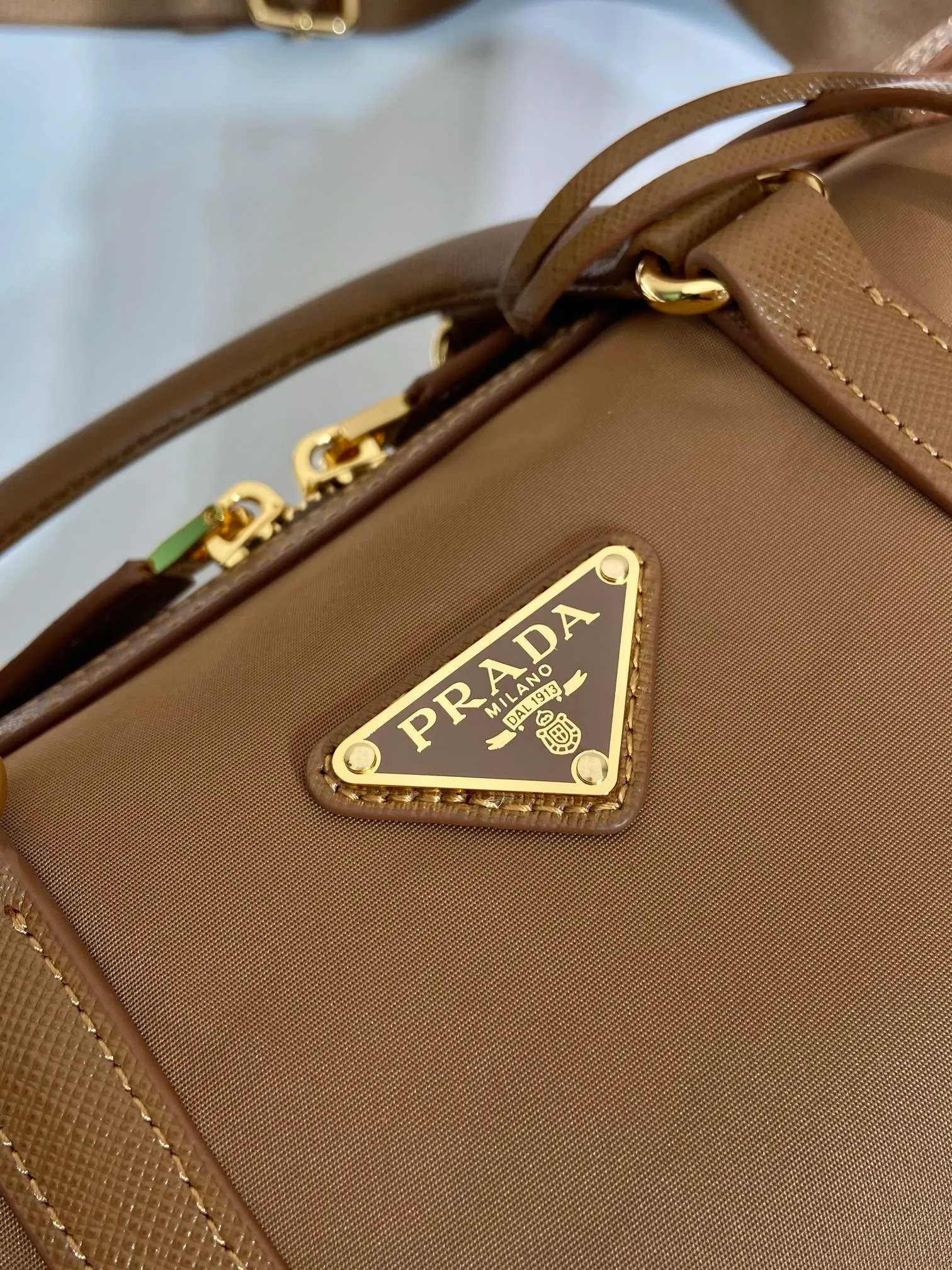 💰1500🎉New handbag🎉1BB233🎉🎉 This handbag is made of innovative sustainable recycled nylon fabric (Re-Nylon), with a stiff structure and elegant details such as Saffiano leather and metal hardware. Sophisticated and functional, it features an enameled triangle metal logo. Comes with a detachable and adjustable long shoulder strap. Large capacity, simple, fashionable and practical🎉🎉Babies, hurry up and get it, it is another popular style that will never go out of style🎉🎉 Length 31x Height 17x Bottom 16cm🎉🎉🎉👏👏👏