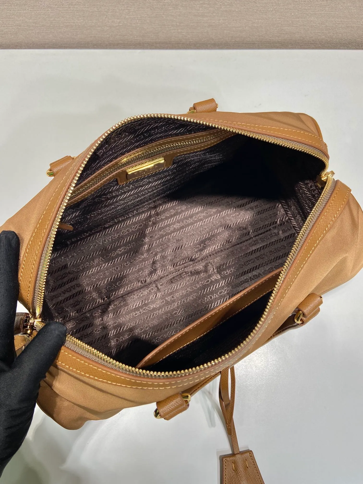 💰1500🎉New handbag🎉1BB233🎉🎉 This handbag is made of innovative sustainable recycled nylon fabric (Re-Nylon), with a stiff structure and elegant details such as Saffiano leather and metal hardware. Sophisticated and functional, it features an enameled triangle metal logo. Comes with a detachable and adjustable long shoulder strap. Large capacity, simple, fashionable and practical🎉🎉Babies, hurry up and get it, it is another popular style that will never go out of style🎉🎉 Length 31x Height 17x Bottom 16cm🎉🎉🎉👏👏👏