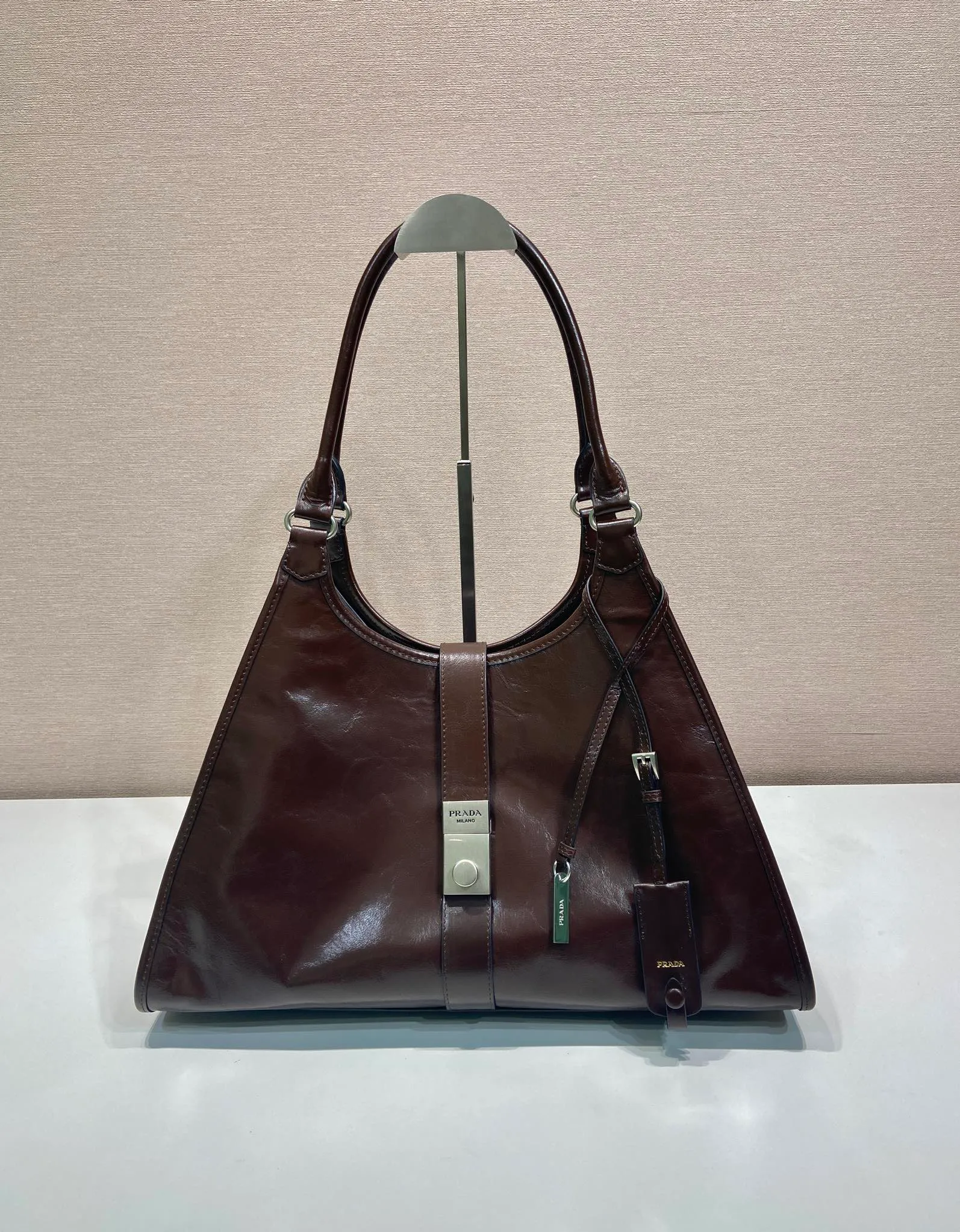💰1900🎉New product🎉1BG570 spring and summer new model🎉🎉 This catwalk style is made of imported oil wax leather, top-grade hardware, the front panel is equipped with a buckle lock opening and closing, the capacity is large, it can be carried by hand or on the shoulder, the upper body effect is very stylish, if you like babies, hurry up and get it🎉🎉 Length 39x Height 24.5x Bottom 14cm🎉🎉🎉💰💰💰