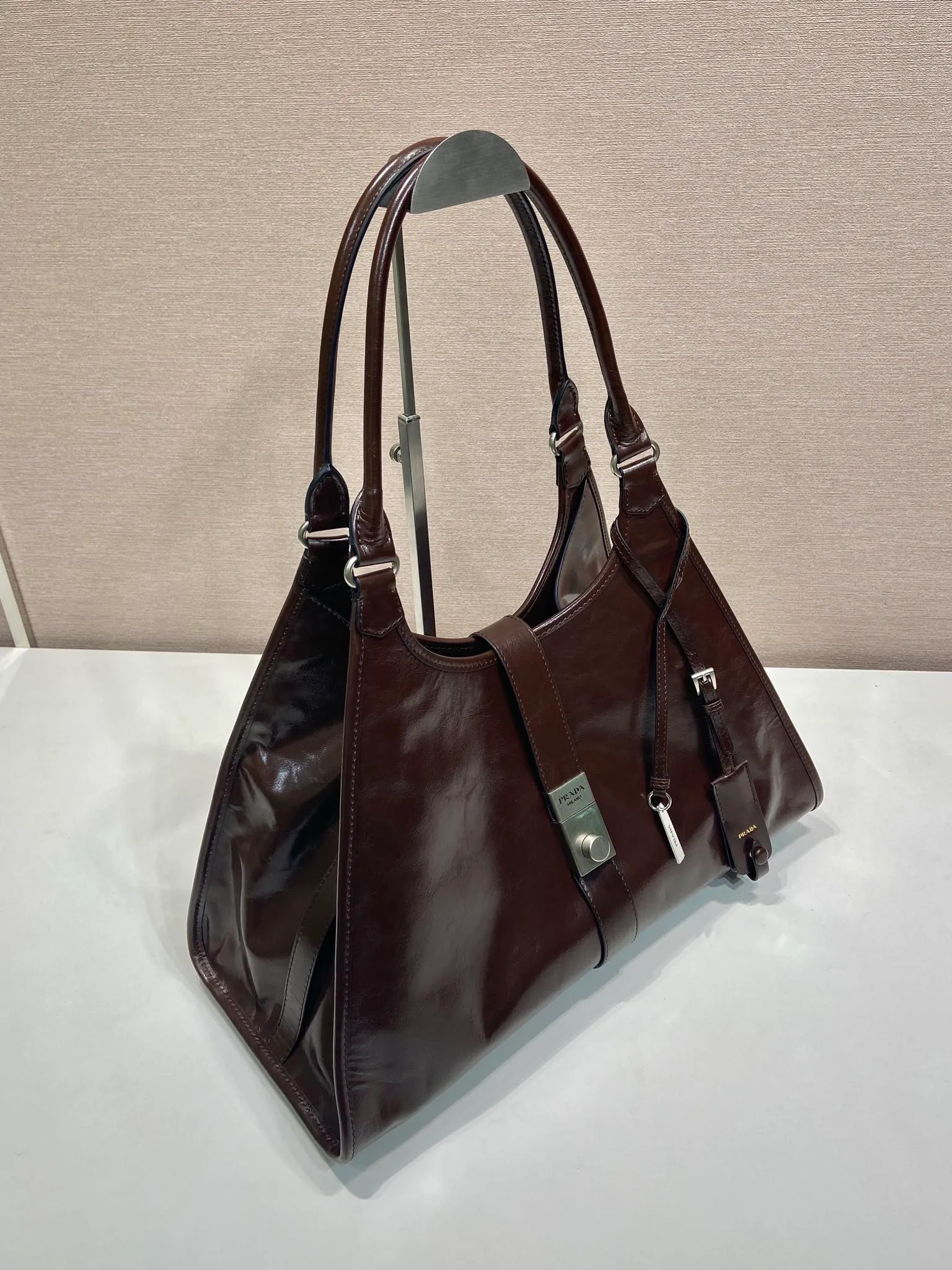 💰1900🎉New product🎉1BG570 spring and summer new model🎉🎉 This catwalk style is made of imported oil wax leather, top-grade hardware, the front panel is equipped with a buckle lock opening and closing, the capacity is large, it can be carried by hand or on the shoulder, the upper body effect is very stylish, if you like babies, hurry up and get it🎉🎉 Length 39x Height 24.5x Bottom 14cm🎉🎉🎉💰💰💰