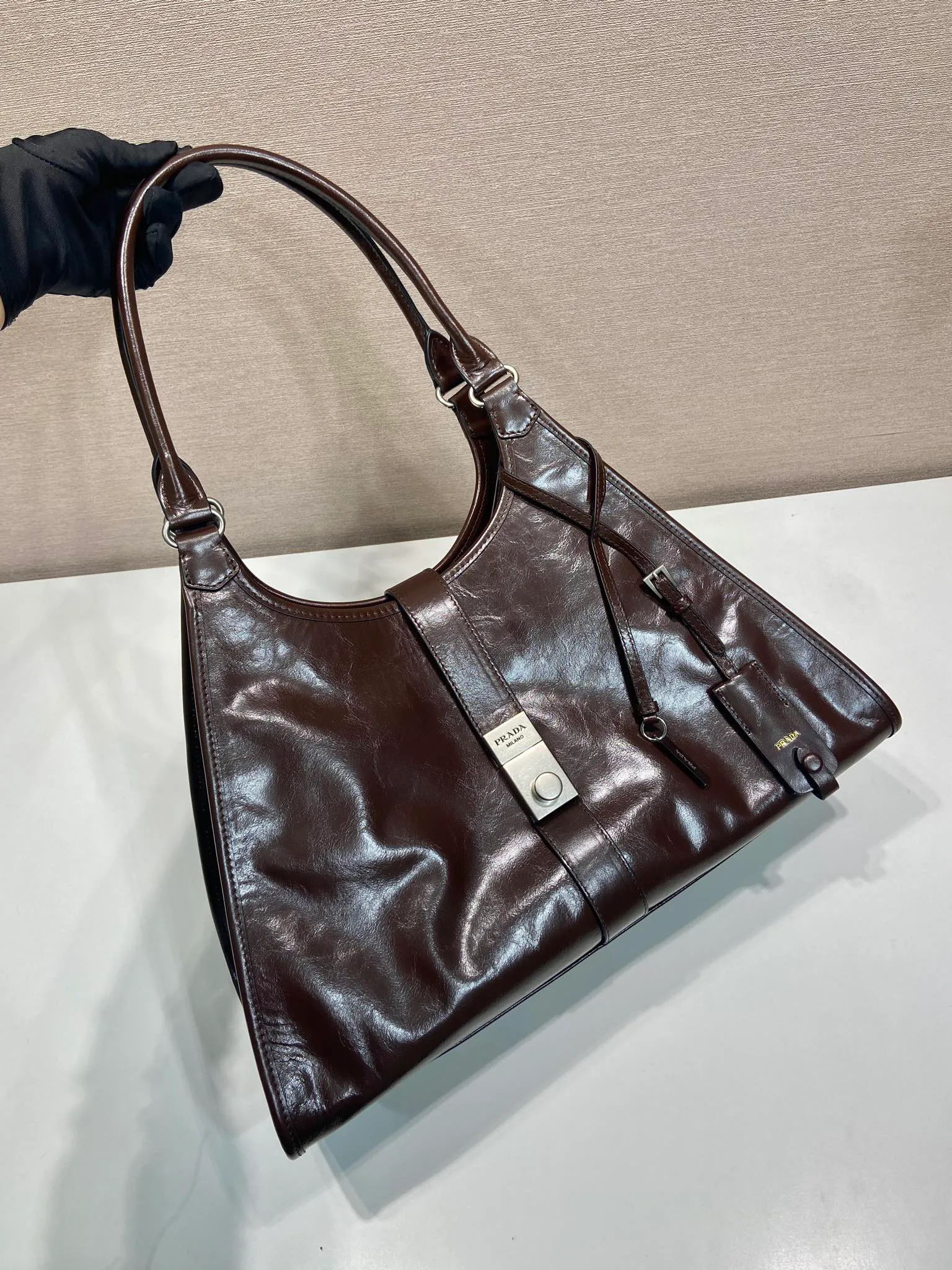 💰1900🎉New product🎉1BG570 spring and summer new model🎉🎉 This catwalk style is made of imported oil wax leather, top-grade hardware, the front panel is equipped with a buckle lock opening and closing, the capacity is large, it can be carried by hand or on the shoulder, the upper body effect is very stylish, if you like babies, hurry up and get it🎉🎉 Length 39x Height 24.5x Bottom 14cm🎉🎉🎉💰💰💰