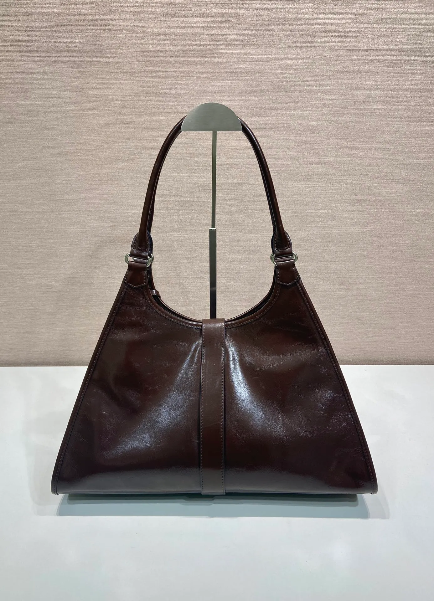 💰1900🎉New product🎉1BG570 spring and summer new model🎉🎉 This catwalk style is made of imported oil wax leather, top-grade hardware, the front panel is equipped with a buckle lock opening and closing, the capacity is large, it can be carried by hand or on the shoulder, the upper body effect is very stylish, if you like babies, hurry up and get it🎉🎉 Length 39x Height 24.5x Bottom 14cm🎉🎉🎉💰💰💰