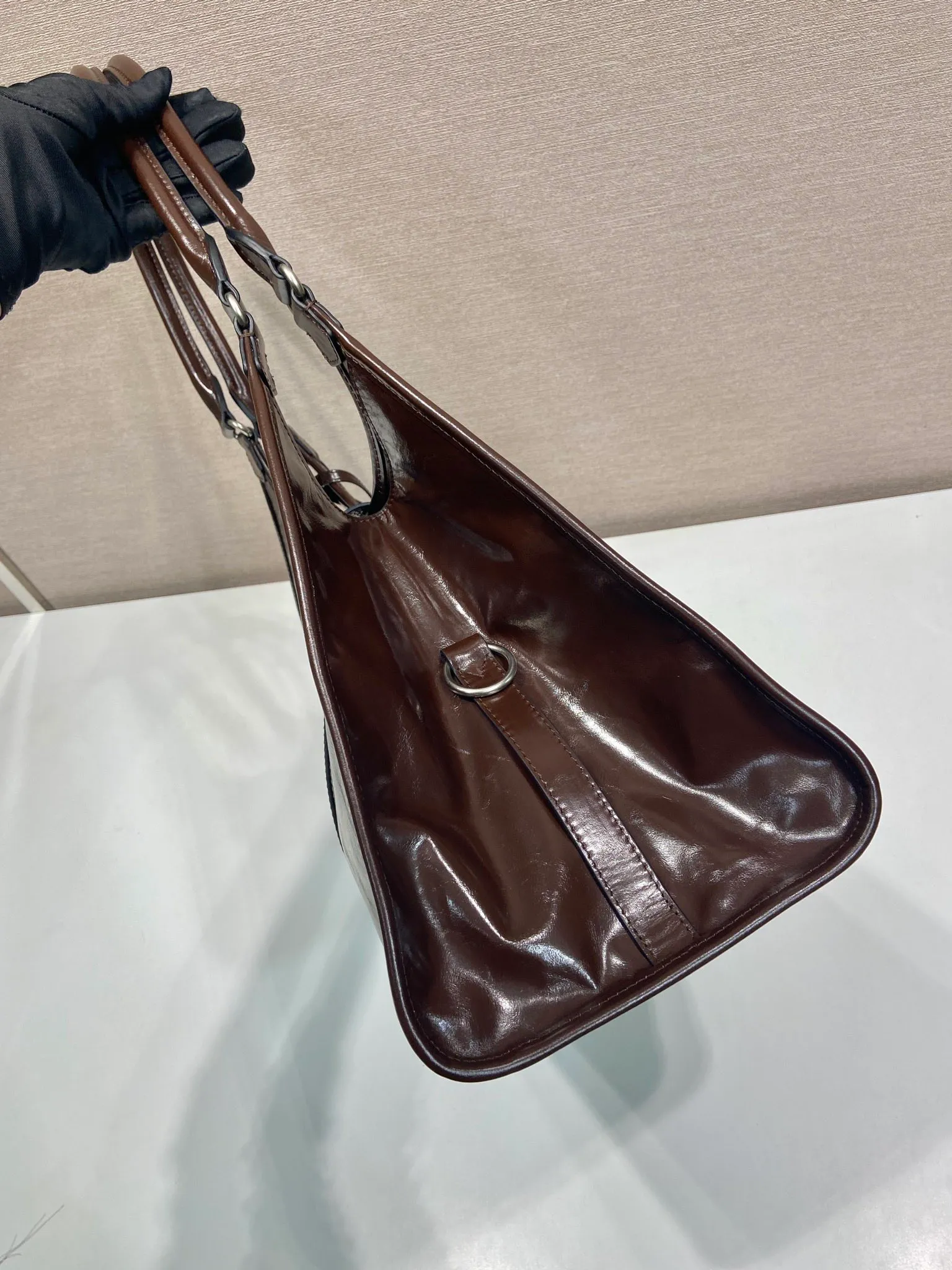 💰1900🎉New product🎉1BG570 spring and summer new model🎉🎉 This catwalk style is made of imported oil wax leather, top-grade hardware, the front panel is equipped with a buckle lock opening and closing, the capacity is large, it can be carried by hand or on the shoulder, the upper body effect is very stylish, if you like babies, hurry up and get it🎉🎉 Length 39x Height 24.5x Bottom 14cm🎉🎉🎉💰💰💰
