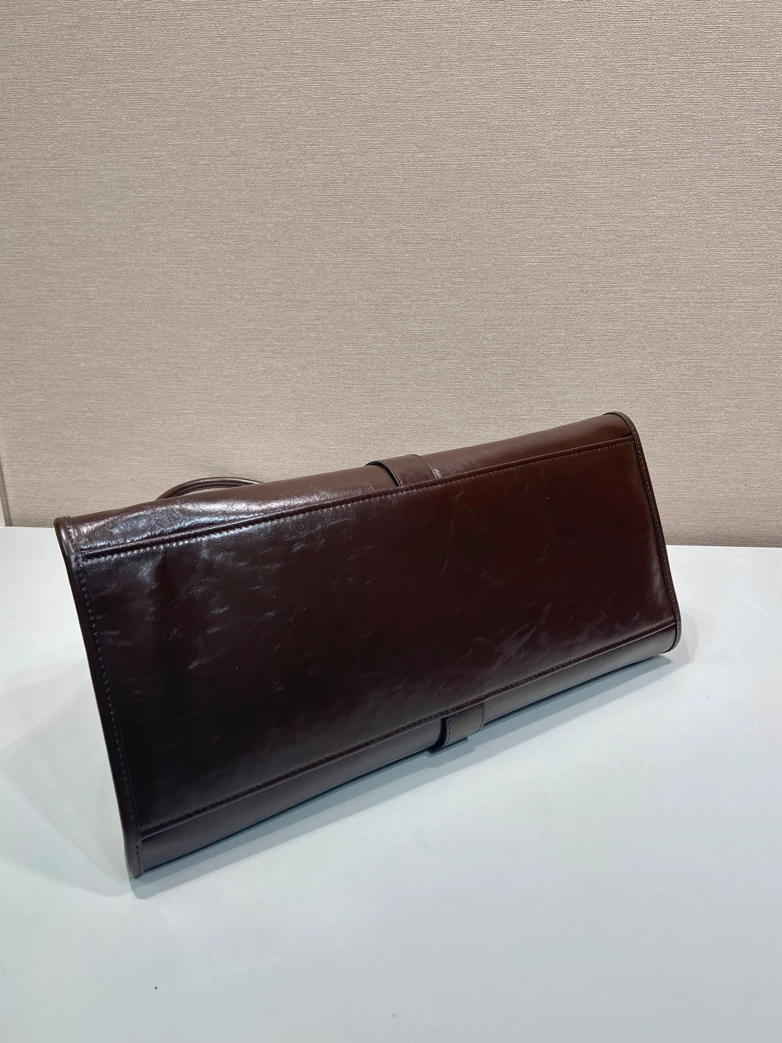 💰1900🎉New product🎉1BG570 spring and summer new model🎉🎉 This catwalk style is made of imported oil wax leather, top-grade hardware, the front panel is equipped with a buckle lock opening and closing, the capacity is large, it can be carried by hand or on the shoulder, the upper body effect is very stylish, if you like babies, hurry up and get it🎉🎉 Length 39x Height 24.5x Bottom 14cm🎉🎉🎉💰💰💰