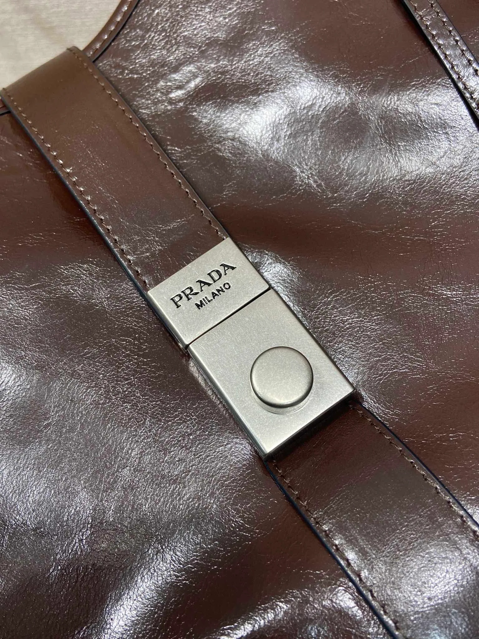 💰1900🎉New product🎉1BG570 spring and summer new model🎉🎉 This catwalk style is made of imported oil wax leather, top-grade hardware, the front panel is equipped with a buckle lock opening and closing, the capacity is large, it can be carried by hand or on the shoulder, the upper body effect is very stylish, if you like babies, hurry up and get it🎉🎉 Length 39x Height 24.5x Bottom 14cm🎉🎉🎉💰💰💰