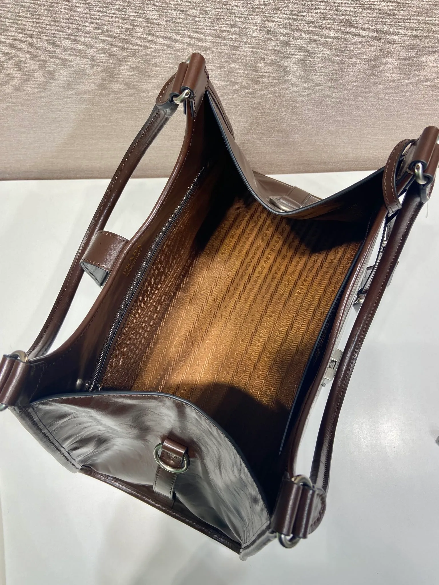 💰1900🎉New product🎉1BG570 spring and summer new model🎉🎉 This catwalk style is made of imported oil wax leather, top-grade hardware, the front panel is equipped with a buckle lock opening and closing, the capacity is large, it can be carried by hand or on the shoulder, the upper body effect is very stylish, if you like babies, hurry up and get it🎉🎉 Length 39x Height 24.5x Bottom 14cm🎉🎉🎉💰💰💰