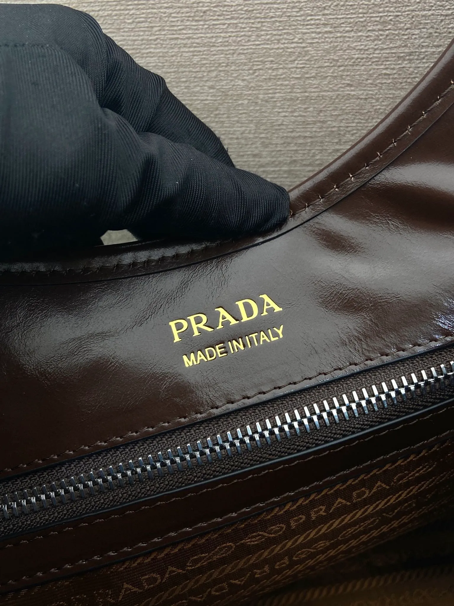 💰1900🎉New product🎉1BG570 spring and summer new model🎉🎉 This catwalk style is made of imported oil wax leather, top-grade hardware, the front panel is equipped with a buckle lock opening and closing, the capacity is large, it can be carried by hand or on the shoulder, the upper body effect is very stylish, if you like babies, hurry up and get it🎉🎉 Length 39x Height 24.5x Bottom 14cm🎉🎉🎉💰💰💰