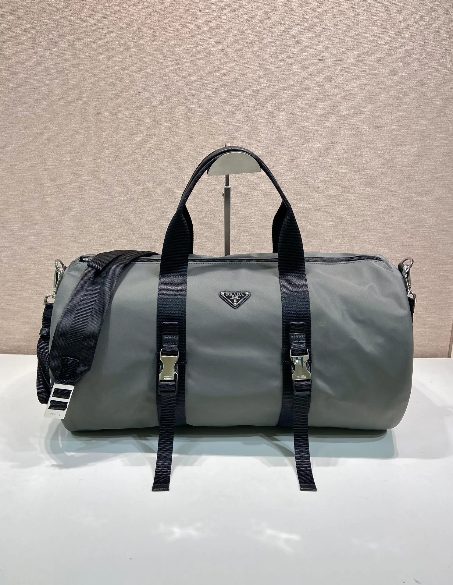 💰1320🔆New travel bag🔆2VC015 upgrade plate🤙🤙 This travel bag is made of imported parachute fabric👏🏻👏🏻, top-grade hardware🤙🤙This unique travel bag is full of modern design, with curved sides and two zippered outer pockets, and the bag is decorated with the iconic triangular metal logo. Lightweight and practical, a must-have for travel👏🏻👏🏻Length 50x Height 27x Bottom 27cm🤙🤙🤙💰💰💰