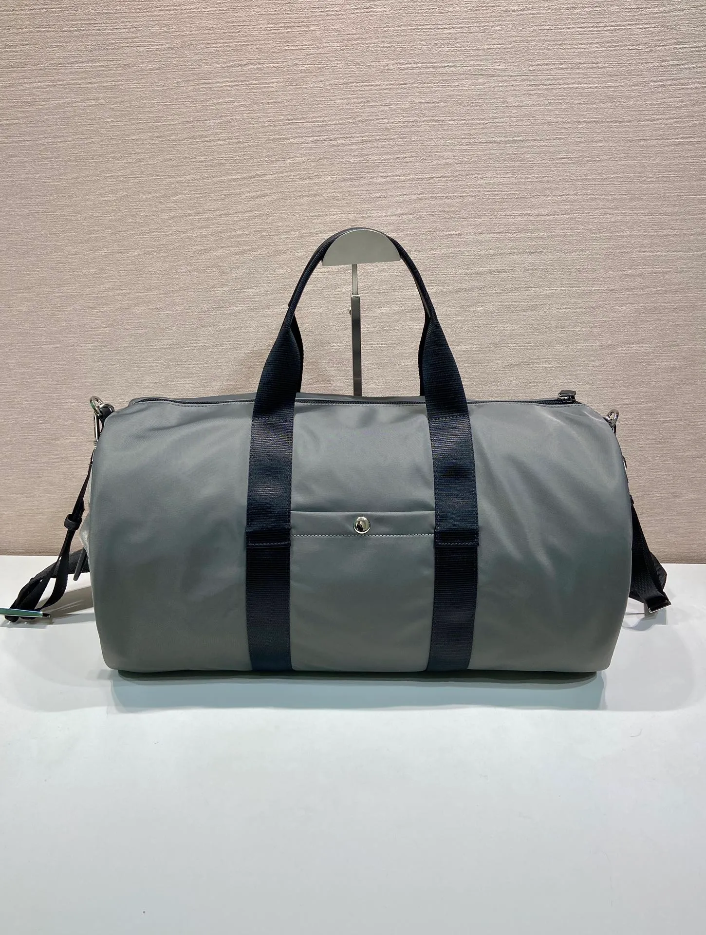 💰1320🔆New travel bag🔆2VC015 upgrade plate🤙🤙 This travel bag is made of imported parachute fabric👏🏻👏🏻, top-grade hardware🤙🤙This unique travel bag is full of modern design, with curved sides and two zippered outer pockets, and the bag is decorated with the iconic triangular metal logo. Lightweight and practical, a must-have for travel👏🏻👏🏻Length 50x Height 27x Bottom 27cm🤙🤙🤙💰💰💰