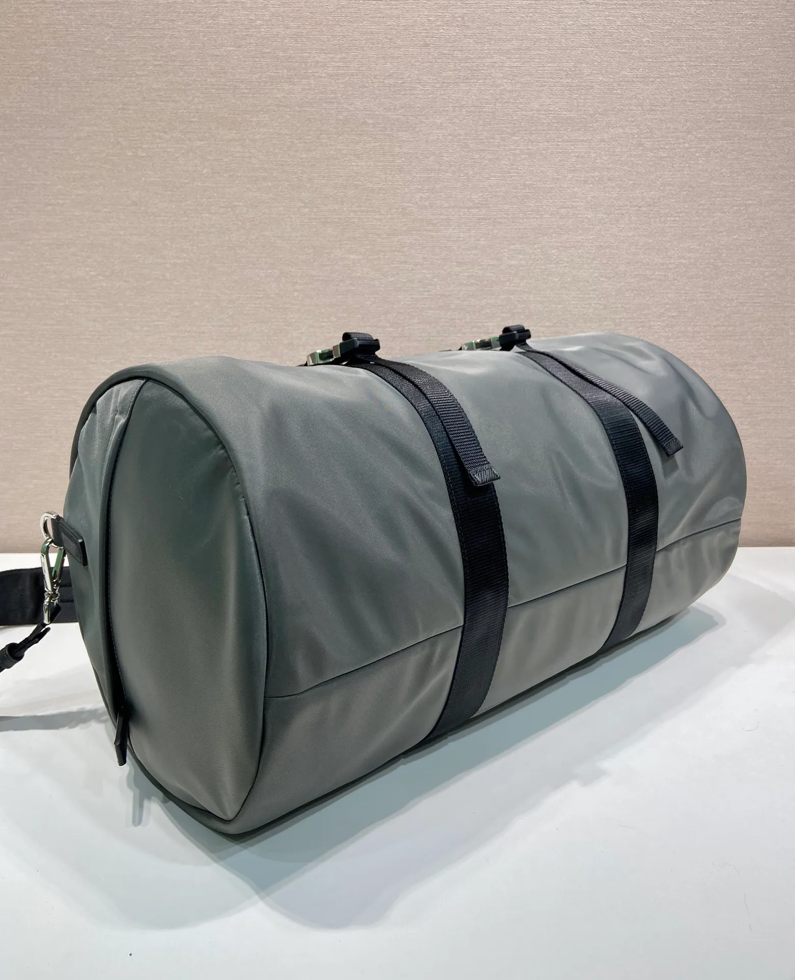 💰1320🔆New travel bag🔆2VC015 upgrade plate🤙🤙 This travel bag is made of imported parachute fabric👏🏻👏🏻, top-grade hardware🤙🤙This unique travel bag is full of modern design, with curved sides and two zippered outer pockets, and the bag is decorated with the iconic triangular metal logo. Lightweight and practical, a must-have for travel👏🏻👏🏻Length 50x Height 27x Bottom 27cm🤙🤙🤙💰💰💰