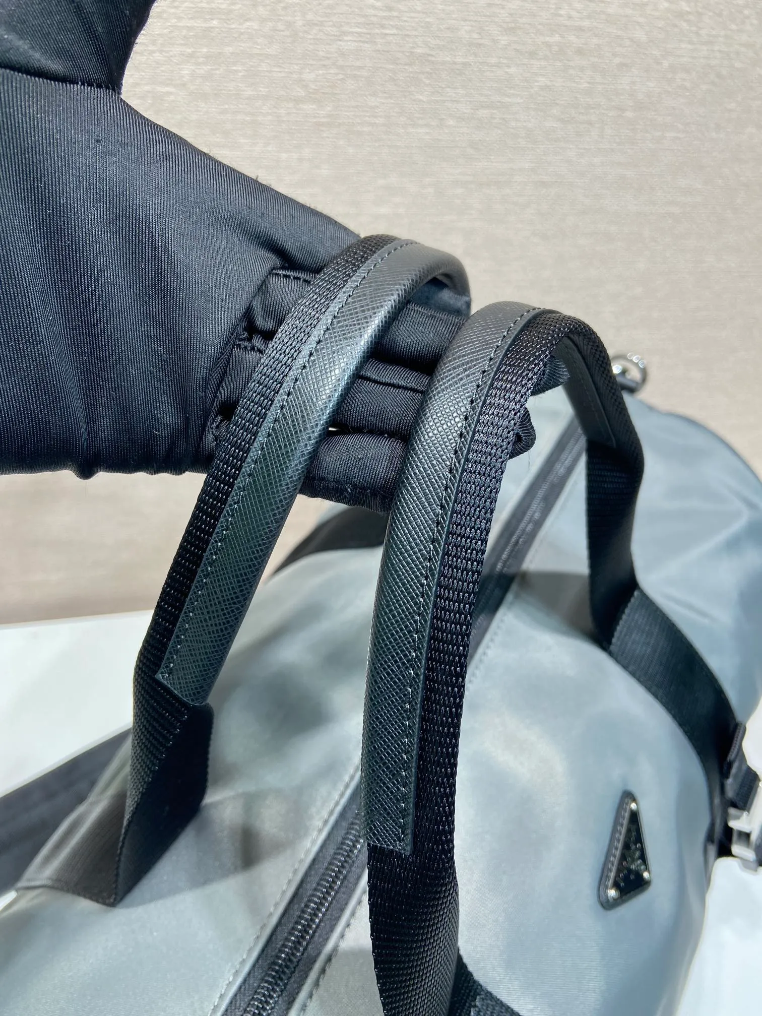💰1320🔆New travel bag🔆2VC015 upgrade plate🤙🤙 This travel bag is made of imported parachute fabric👏🏻👏🏻, top-grade hardware🤙🤙This unique travel bag is full of modern design, with curved sides and two zippered outer pockets, and the bag is decorated with the iconic triangular metal logo. Lightweight and practical, a must-have for travel👏🏻👏🏻Length 50x Height 27x Bottom 27cm🤙🤙🤙💰💰💰