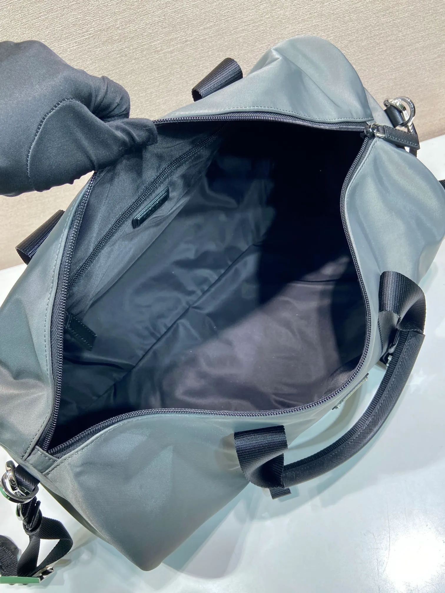 💰1320🔆New travel bag🔆2VC015 upgrade plate🤙🤙 This travel bag is made of imported parachute fabric👏🏻👏🏻, top-grade hardware🤙🤙This unique travel bag is full of modern design, with curved sides and two zippered outer pockets, and the bag is decorated with the iconic triangular metal logo. Lightweight and practical, a must-have for travel👏🏻👏🏻Length 50x Height 27x Bottom 27cm🤙🤙🤙💰💰💰