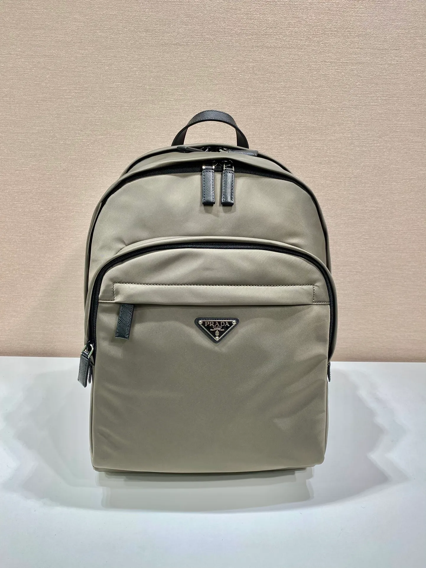 💰1320🎉Exclusive debut🎉2VZ048 backpack, new color😘😘Original item👏👏This backpack is outlined with imported Saffiano leather trim, presenting modern minimalist lines👍👍Made of imported nylon fabric and cross-grain cowhide Combined, top polished metal hardware👏👏Padding design on the back/very comfortable, and can be placed on the trolley case😘😘The functional design of the grid is great👍👍Simple and elegant😘Men deserve it🕺🕺Hurry up and get it👏👏Length 31x Height 43.5X Bottom 20cm👍
