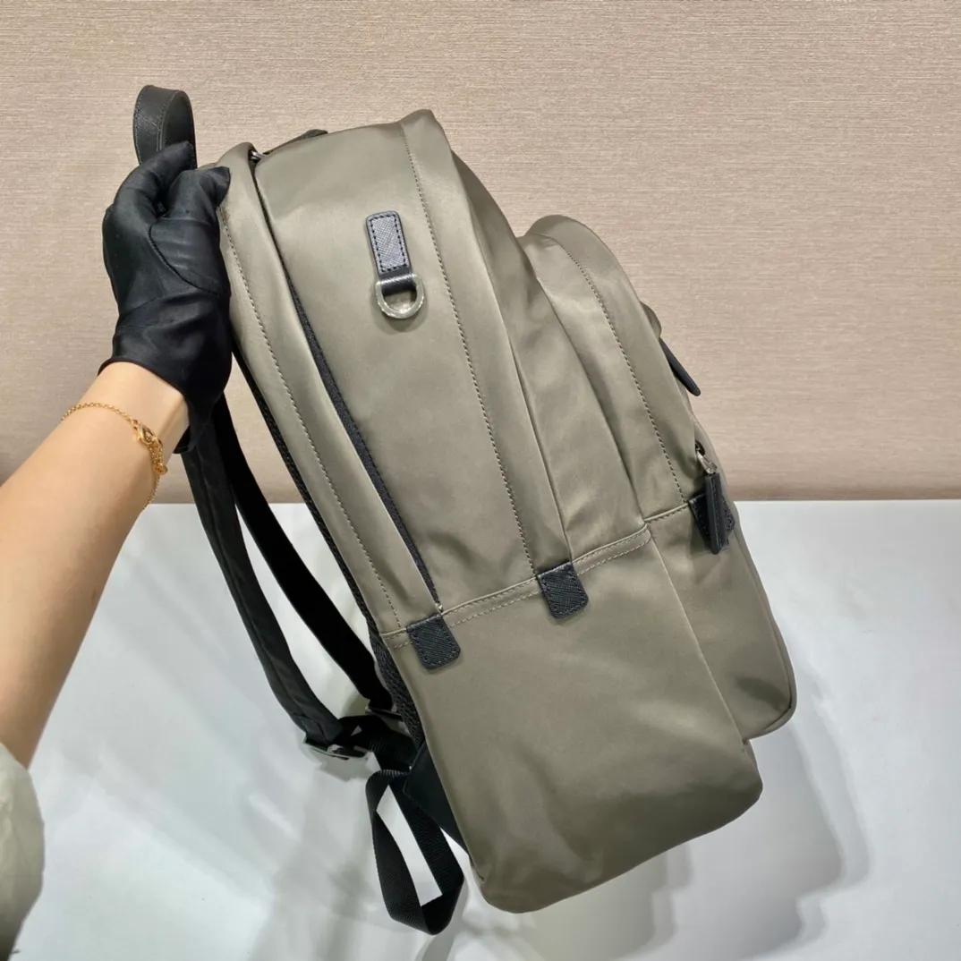 💰1320🎉Exclusive debut🎉2VZ048 backpack, new color😘😘Original item👏👏This backpack is outlined with imported Saffiano leather trim, presenting modern minimalist lines👍👍Made of imported nylon fabric and cross-grain cowhide Combined, top polished metal hardware👏👏Padding design on the back/very comfortable, and can be placed on the trolley case😘😘The functional design of the grid is great👍👍Simple and elegant😘Men deserve it🕺🕺Hurry up and get it👏👏Length 31x Height 43.5X Bottom 20cm👍