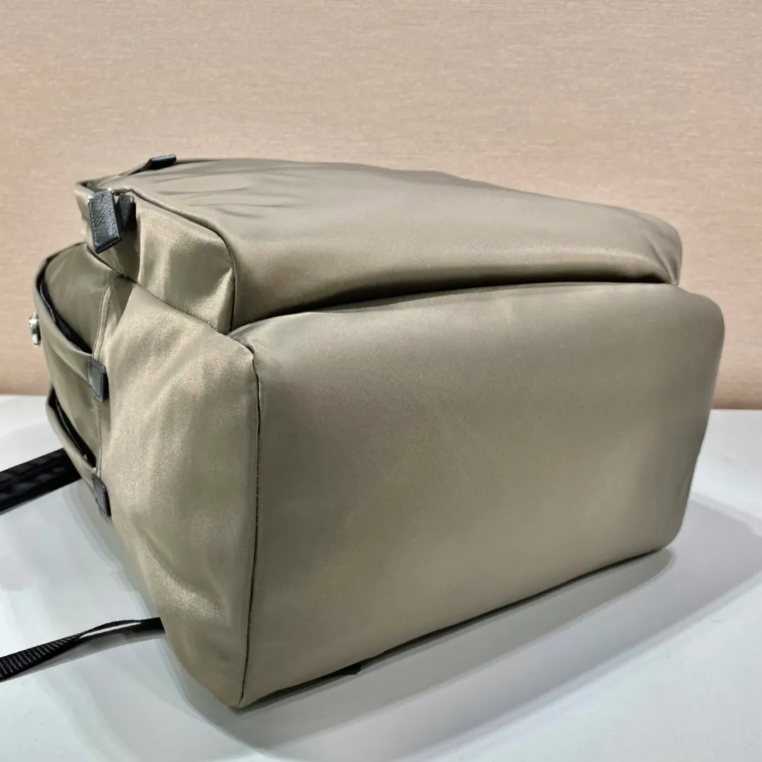 💰1320🎉Exclusive debut🎉2VZ048 backpack, new color😘😘Original item👏👏This backpack is outlined with imported Saffiano leather trim, presenting modern minimalist lines👍👍Made of imported nylon fabric and cross-grain cowhide Combined, top polished metal hardware👏👏Padding design on the back/very comfortable, and can be placed on the trolley case😘😘The functional design of the grid is great👍👍Simple and elegant😘Men deserve it🕺🕺Hurry up and get it👏👏Length 31x Height 43.5X Bottom 20cm👍