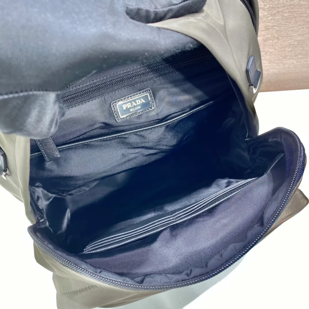 💰1320🎉Exclusive debut🎉2VZ048 backpack, new color😘😘Original item👏👏This backpack is outlined with imported Saffiano leather trim, presenting modern minimalist lines👍👍Made of imported nylon fabric and cross-grain cowhide Combined, top polished metal hardware👏👏Padding design on the back/very comfortable, and can be placed on the trolley case😘😘The functional design of the grid is great👍👍Simple and elegant😘Men deserve it🕺🕺Hurry up and get it👏👏Length 31x Height 43.5X Bottom 20cm👍