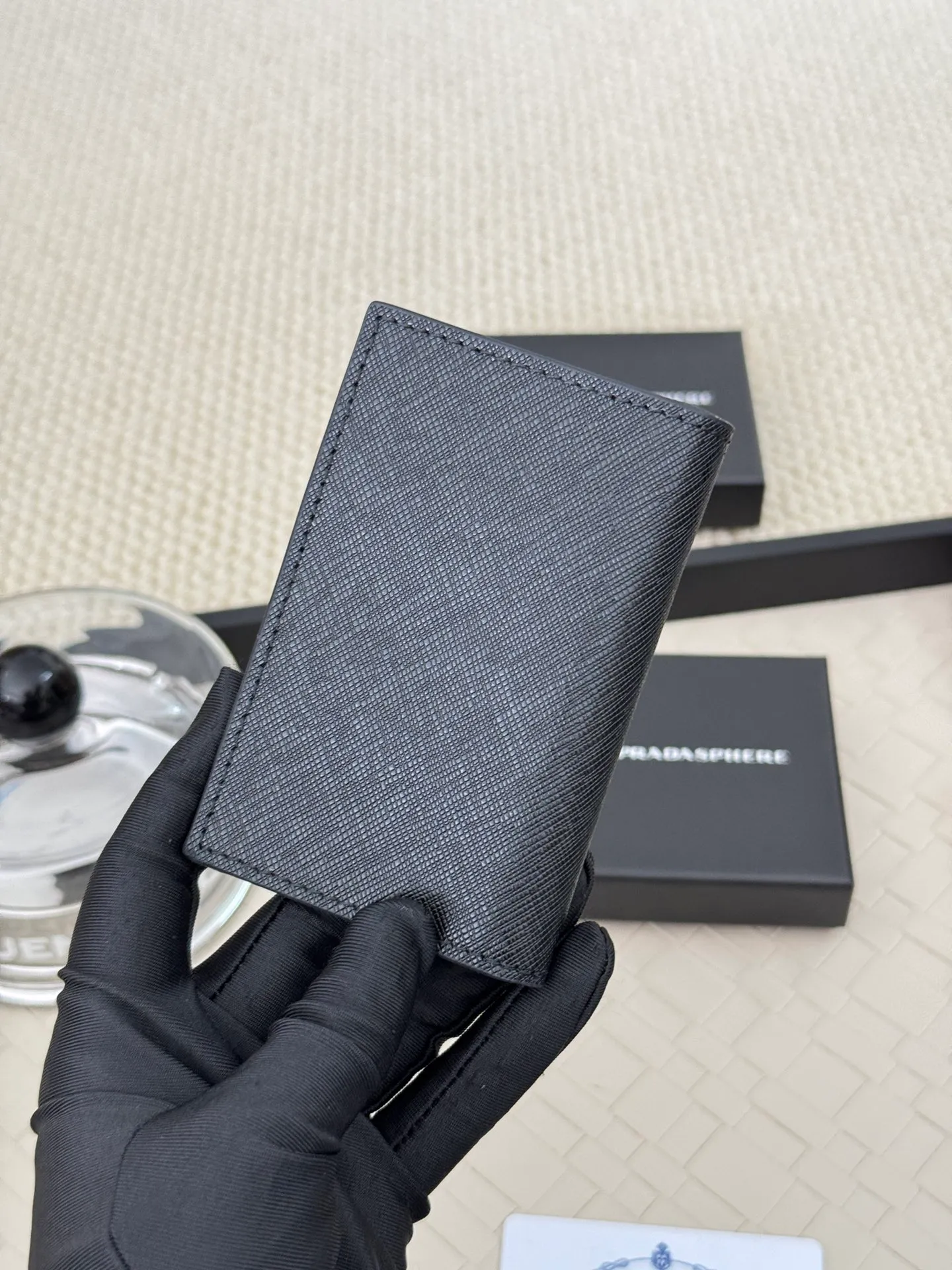 💰120 prada cross pattern unisex card holder, can be placed in pockets, bags, and can be held in hand, made of cross pattern imported calfskin, pocket card holder, can hold change, 6 card slots, simple and elegant fashion trend. Model 2MC101, color as shown in the picture, size 11×7cm,