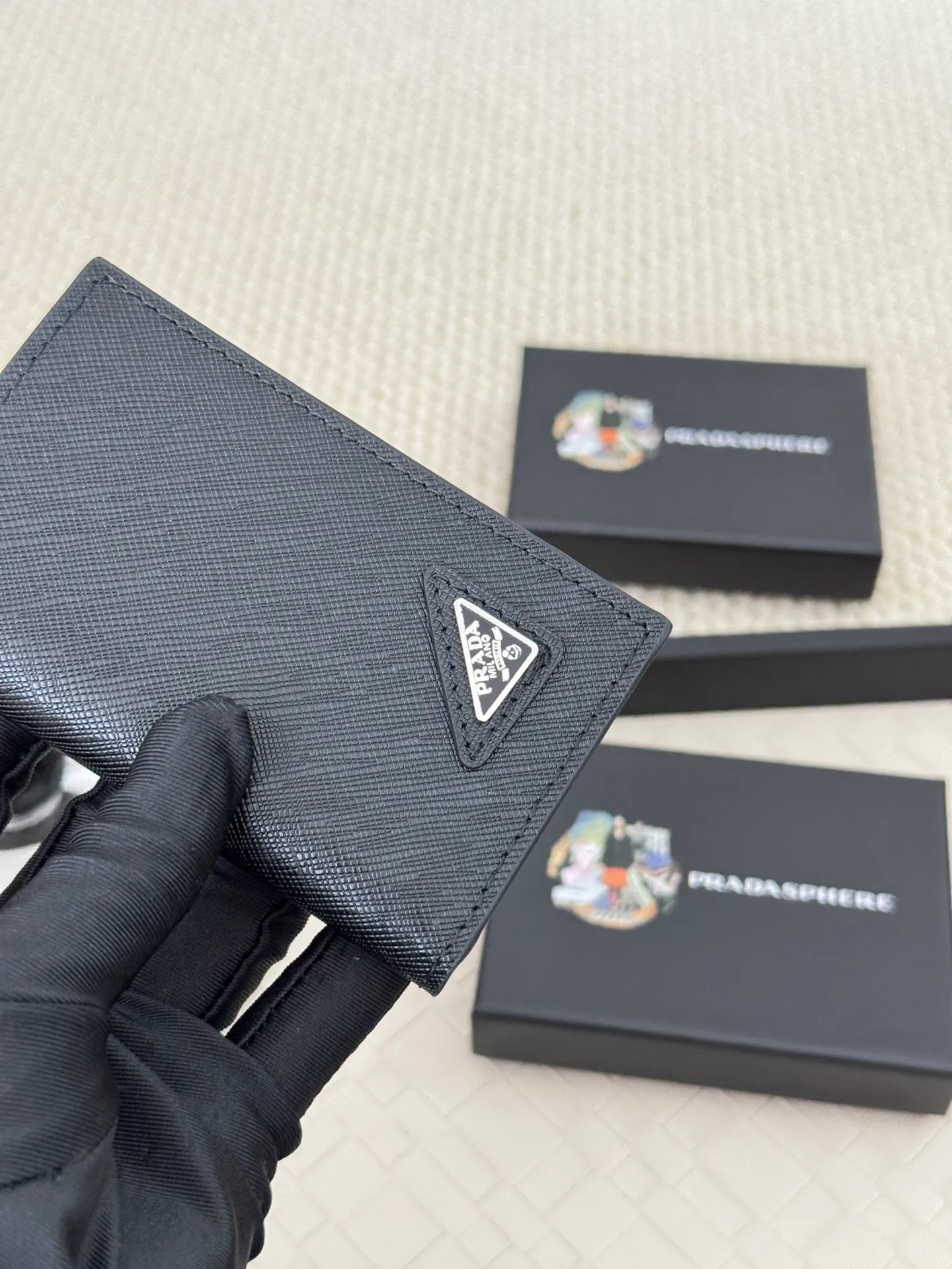 💰120 prada cross pattern unisex card holder, can be placed in pockets, bags, and can be held in hand, made of cross pattern imported calfskin, pocket card holder, can hold change, 6 card slots, simple and elegant fashion trend. Model 2MC101, color as shown in the picture, size 11×7cm,