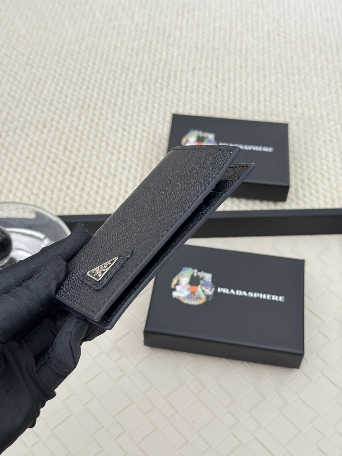 💰120 prada cross pattern unisex card holder, can be placed in pockets, bags, and can be held in hand, made of cross pattern imported calfskin, pocket card holder, can hold change, 6 card slots, simple and elegant fashion trend. Model 2MC101, color as shown in the picture, size 11×7cm,