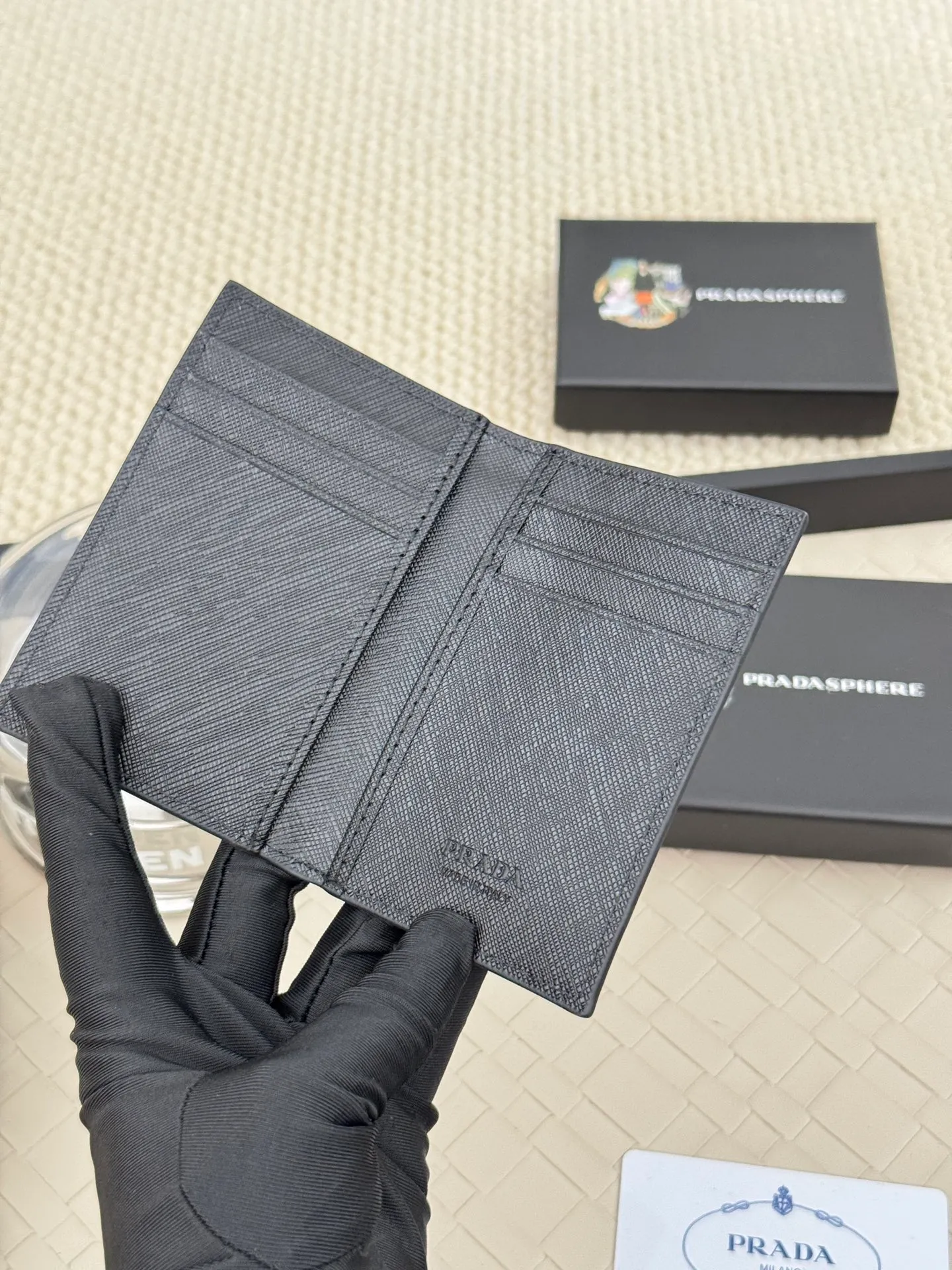 💰120 prada cross pattern unisex card holder, can be placed in pockets, bags, and can be held in hand, made of cross pattern imported calfskin, pocket card holder, can hold change, 6 card slots, simple and elegant fashion trend. Model 2MC101, color as shown in the picture, size 11×7cm,