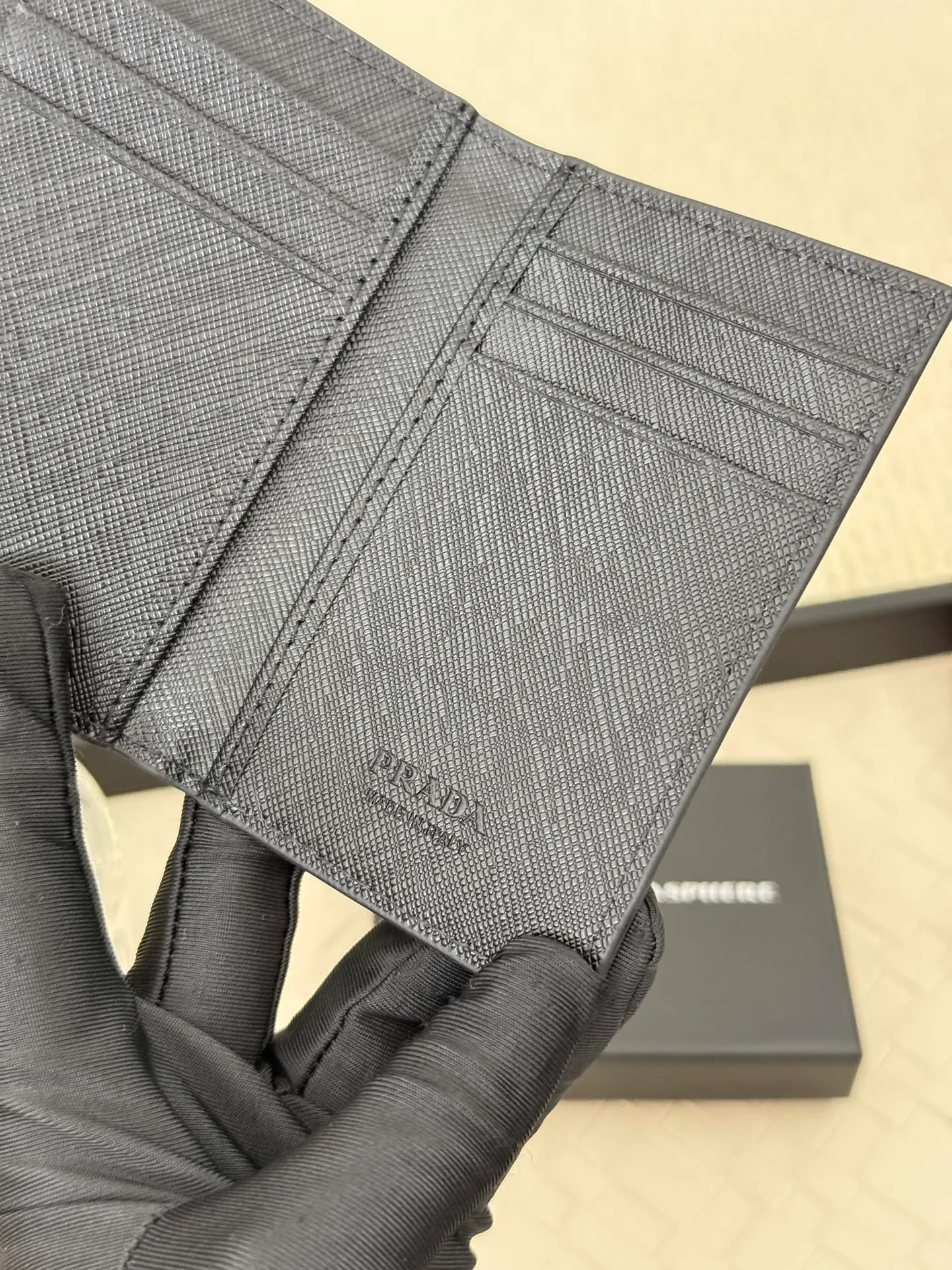 💰120 prada cross pattern unisex card holder, can be placed in pockets, bags, and can be held in hand, made of cross pattern imported calfskin, pocket card holder, can hold change, 6 card slots, simple and elegant fashion trend. Model 2MC101, color as shown in the picture, size 11×7cm,