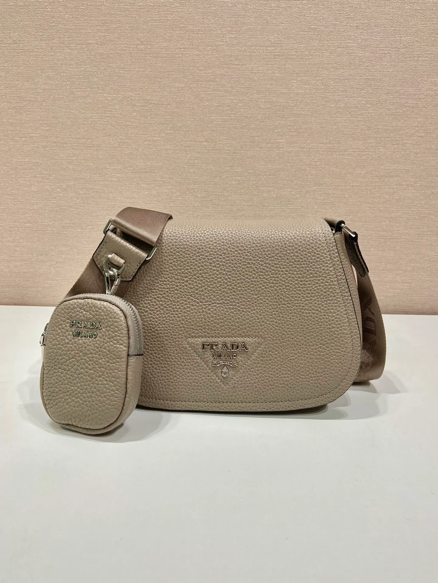 💰1800🎉New model🎉1BD293🎉🎉 This cross-body bag is made of imported deerskin grain cowhide, with a clamshell design and an adjustable long shoulder strap. My favorite is the small bag on the shoulder strap😘It’s so perfect😘, it has large capacity, simple and elegant, and it feels super soft🎉Hurry up and get it🎉 Length 24x height 17x base 9.5cm🎉🎉🎉👏👏👏
