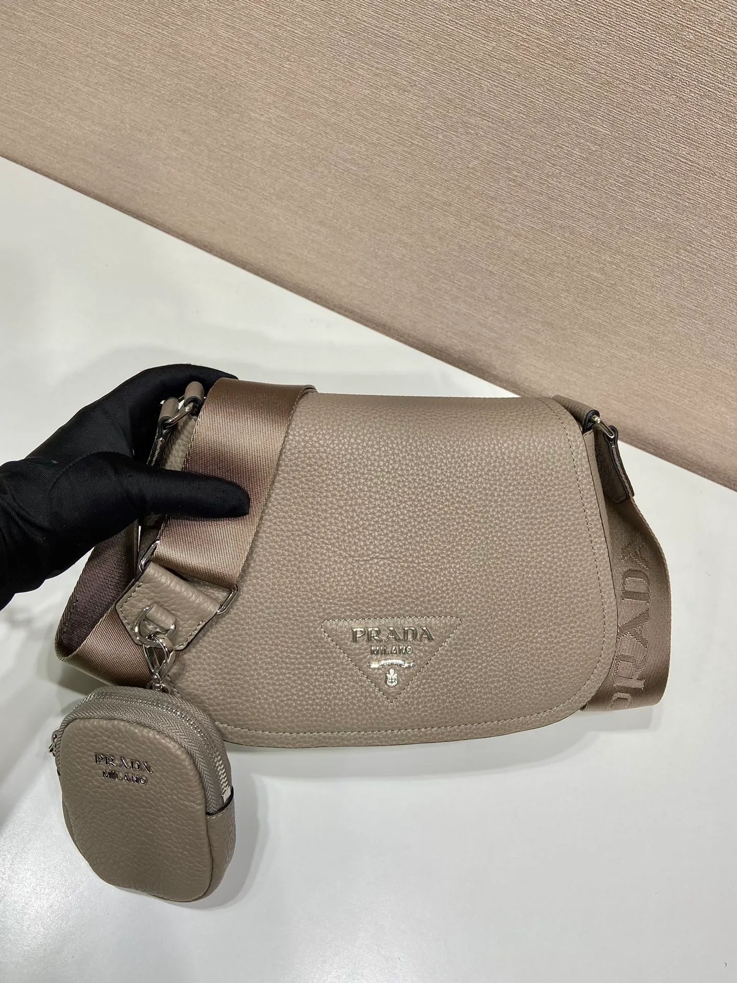 💰1800🎉New model🎉1BD293🎉🎉 This cross-body bag is made of imported deerskin grain cowhide, with a clamshell design and an adjustable long shoulder strap. My favorite is the small bag on the shoulder strap😘It’s so perfect😘, it has large capacity, simple and elegant, and it feels super soft🎉Hurry up and get it🎉 Length 24x height 17x base 9.5cm🎉🎉🎉👏👏👏