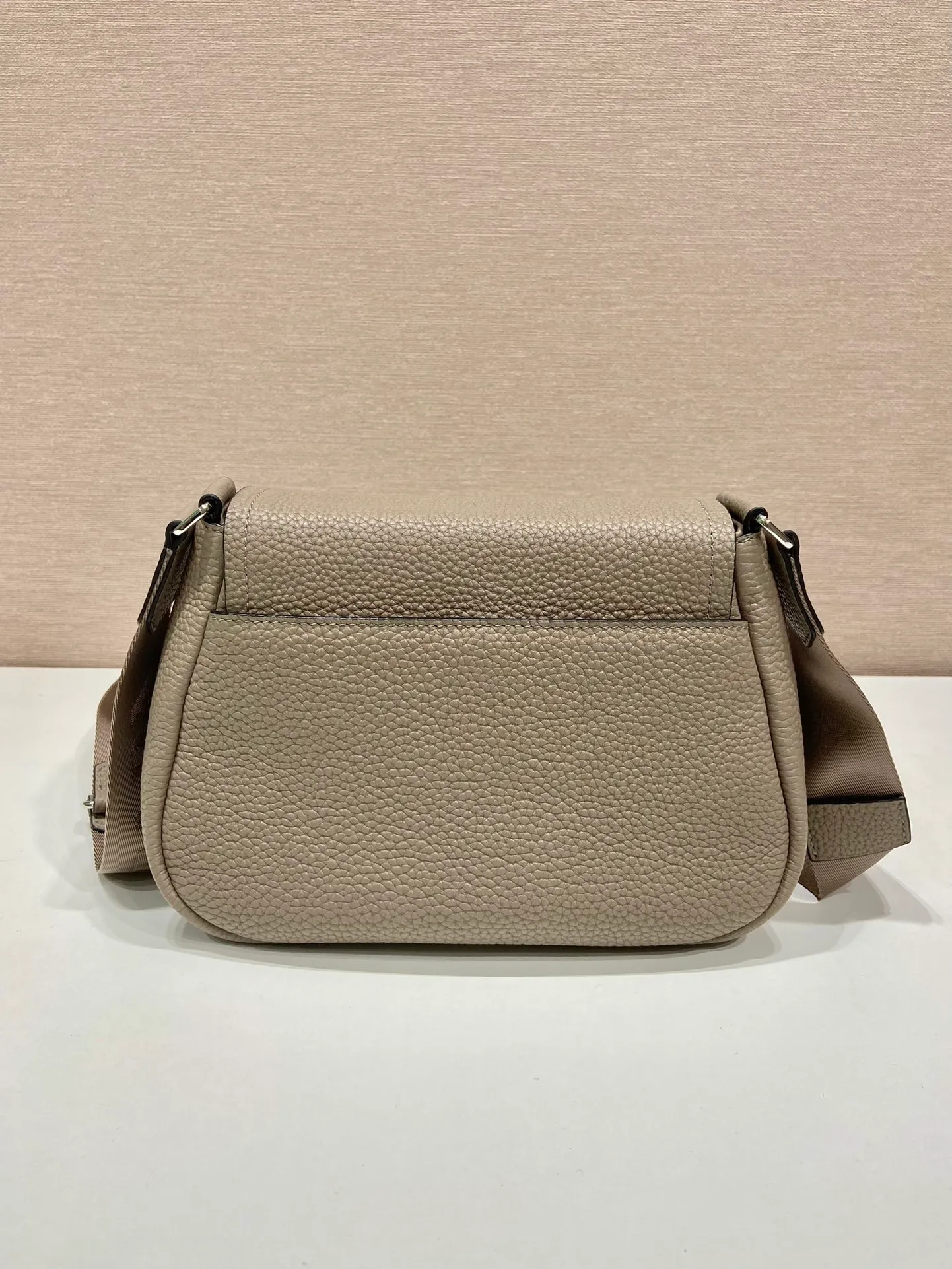 💰1800🎉New model🎉1BD293🎉🎉 This cross-body bag is made of imported deerskin grain cowhide, with a clamshell design and an adjustable long shoulder strap. My favorite is the small bag on the shoulder strap😘It’s so perfect😘, it has large capacity, simple and elegant, and it feels super soft🎉Hurry up and get it🎉 Length 24x height 17x base 9.5cm🎉🎉🎉👏👏👏