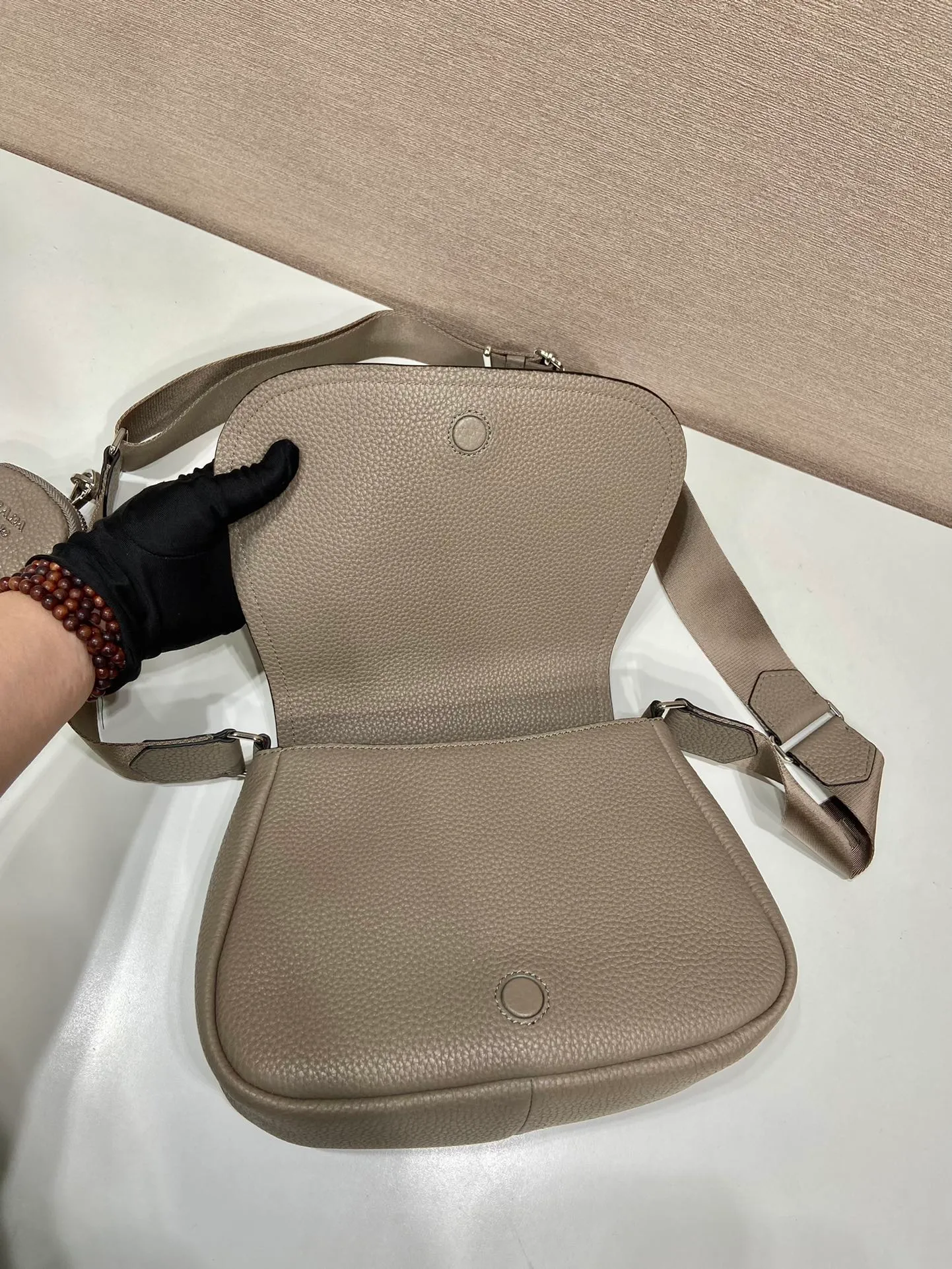 💰1800🎉New model🎉1BD293🎉🎉 This cross-body bag is made of imported deerskin grain cowhide, with a clamshell design and an adjustable long shoulder strap. My favorite is the small bag on the shoulder strap😘It’s so perfect😘, it has large capacity, simple and elegant, and it feels super soft🎉Hurry up and get it🎉 Length 24x height 17x base 9.5cm🎉🎉🎉👏👏👏