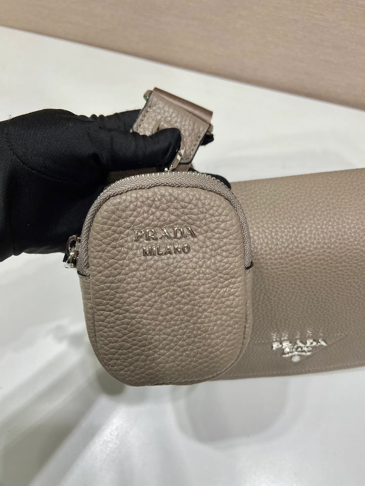 💰1800🎉New model🎉1BD293🎉🎉 This cross-body bag is made of imported deerskin grain cowhide, with a clamshell design and an adjustable long shoulder strap. My favorite is the small bag on the shoulder strap😘It’s so perfect😘, it has large capacity, simple and elegant, and it feels super soft🎉Hurry up and get it🎉 Length 24x height 17x base 9.5cm🎉🎉🎉👏👏👏