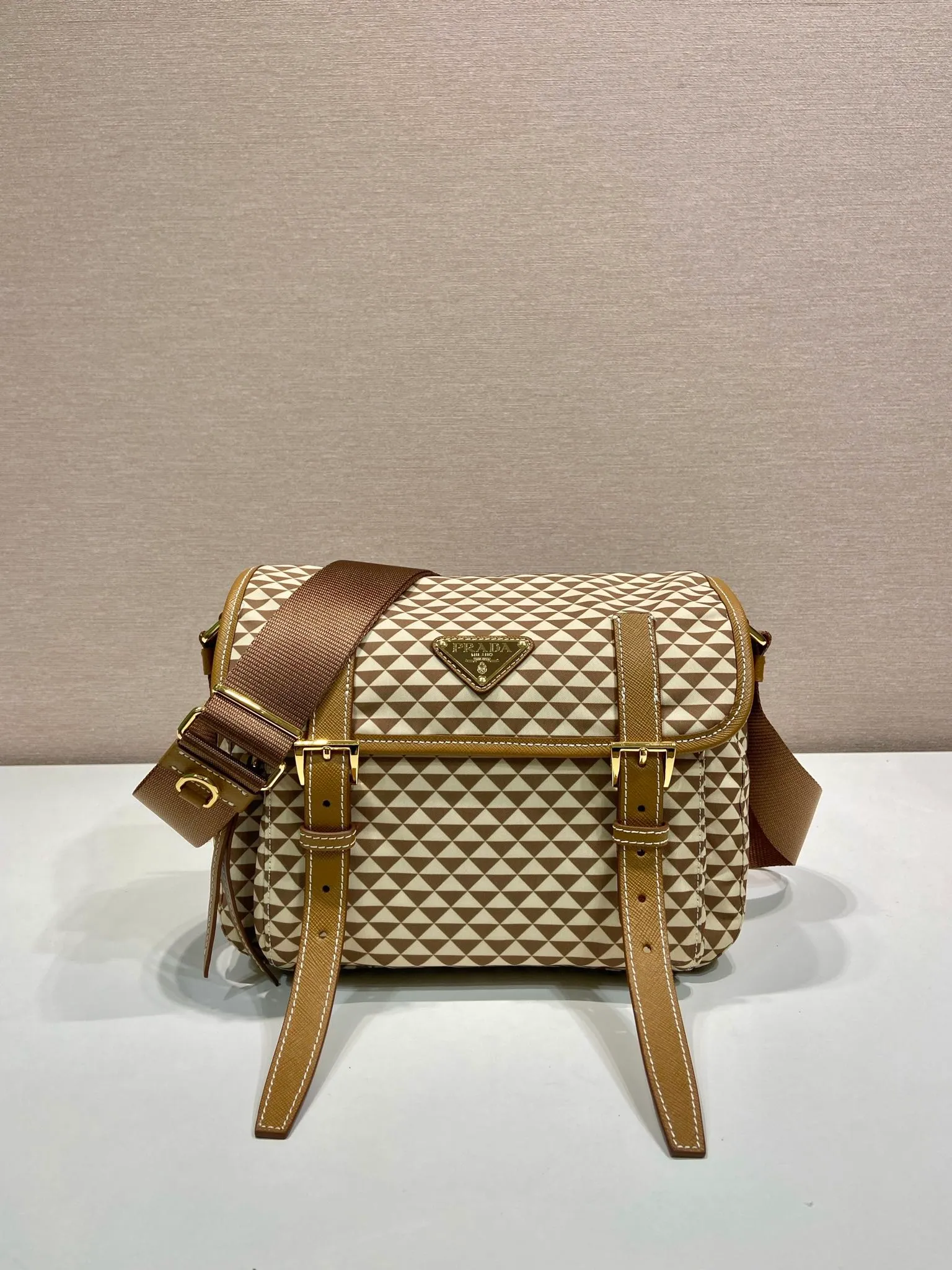 💰1320🎉New Symbole🎉1BD383 Messenger Bag🎉 This messenger bag is made of fabric-printed nylon fabric with cross-grain cowhide. The color is eye-catching, and the print on the bag is composed of classic triangles, which is very eye-catching and has a large space. She is so beautiful😘, beauties, hurry up and get it, it is a must-have in spring and summer👏👏 Length 25x height 19.5x base 11cm🎉🎉🎉💰💰💰