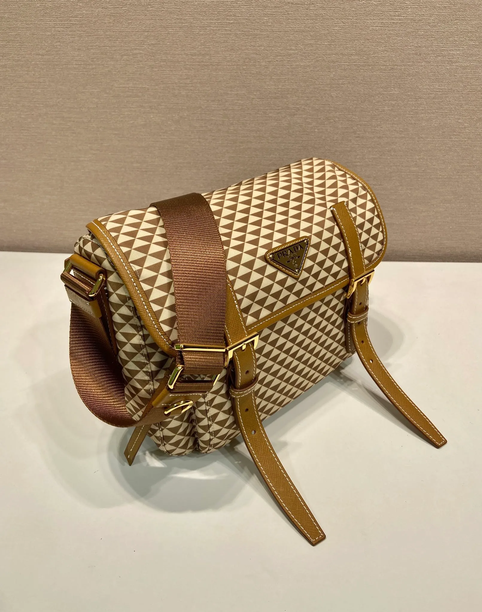 💰1320🎉New Symbole🎉1BD383 Messenger Bag🎉 This messenger bag is made of fabric-printed nylon fabric with cross-grain cowhide. The color is eye-catching, and the print on the bag is composed of classic triangles, which is very eye-catching and has a large space. She is so beautiful😘, beauties, hurry up and get it, it is a must-have in spring and summer👏👏 Length 25x height 19.5x base 11cm🎉🎉🎉💰💰💰